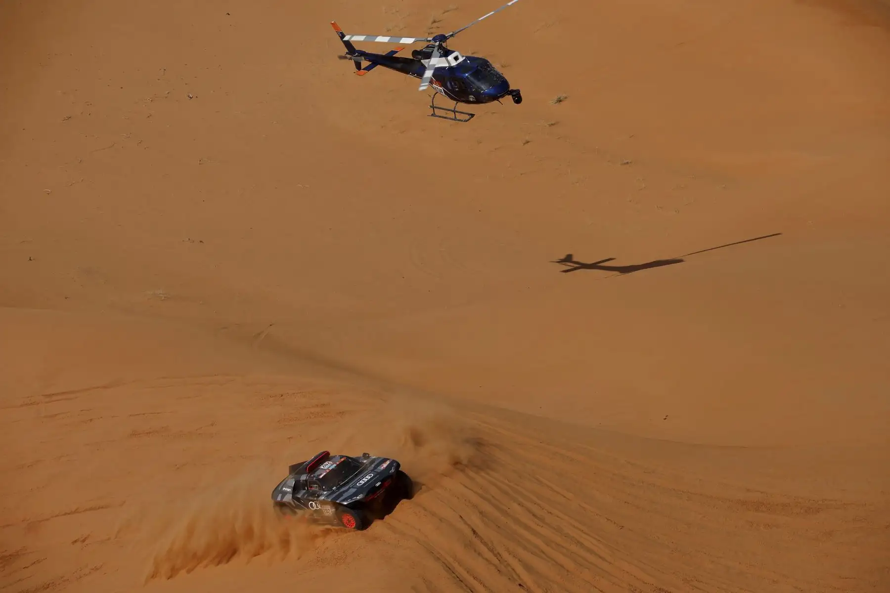 El piloto español Carlos Sainz y el copiloto español Lucaz Cruz del Team Audi Sport en acción durante la etapa 7 del Rally Dakar 2022, entre Riad y Al Dawadimi, en Arabia Saudí. Foto: EFE