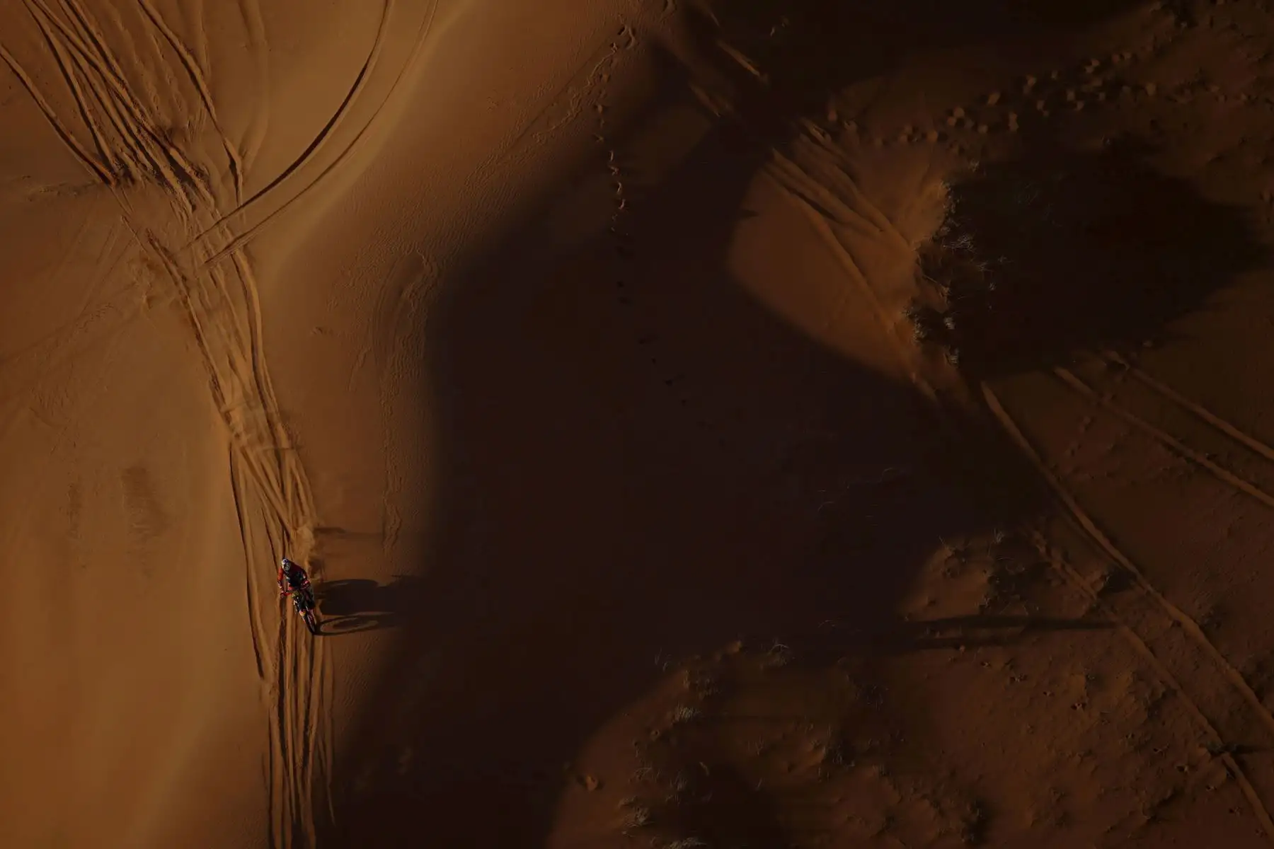 El piloto argentino Kevin Benavides del equipo Red Bull Ktm Factory Racing en acción durante la etapa 7 del Rally Dakar 2022 entre Riyadh y Al Dawadimi, en Arabia Saudita. Foto: EFE