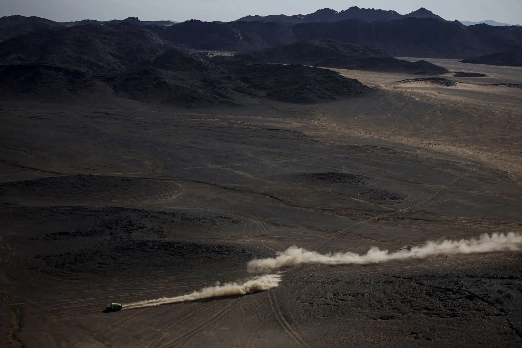 El piloto sudafricano Brian Baragwanath y el copiloto sudafricano Leonard Cremer del equipo Century Racing compiten contra el piloto español Nani Roma y el copiloto español Alex Haro Bravo del equipo Bahrain Raid Xtreme durante la etapa 7 del Rally Dakar 2022 entre Riyadh y Al Dawadimi, Arabia Saudita. Foto: EFE