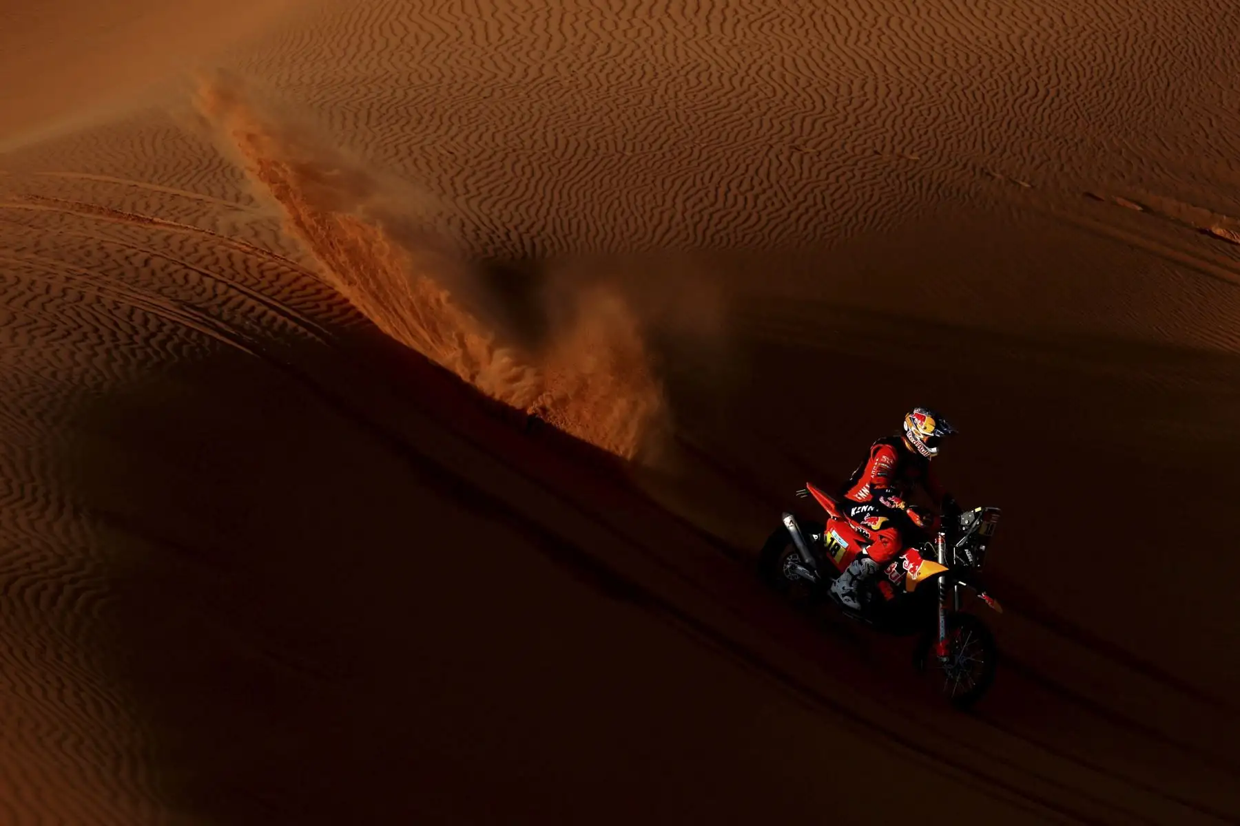 El piloto australiano Toby Price del equipo Red Bull Ktm Factory Racing en acción durante la etapa 7 del Rally Dakar 2022 entre Riyadh y Al Dawadimi, Arabia Saudita. Foto: EFE