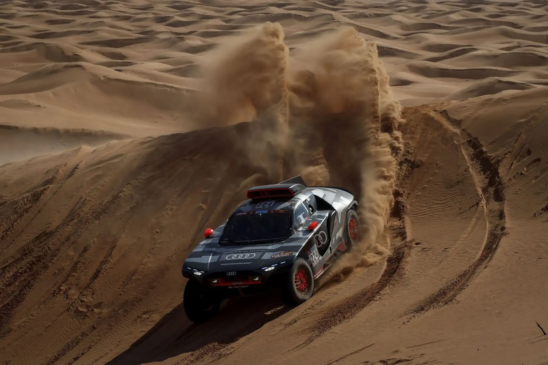 El piloto Mattias Ekstrom y su copiloto Emil Bergkvist, durante la séptima etapa del Rally Dakar 2022 entre Riad y Al Dawadimi, en Arabia Saudí. Foto: EFE