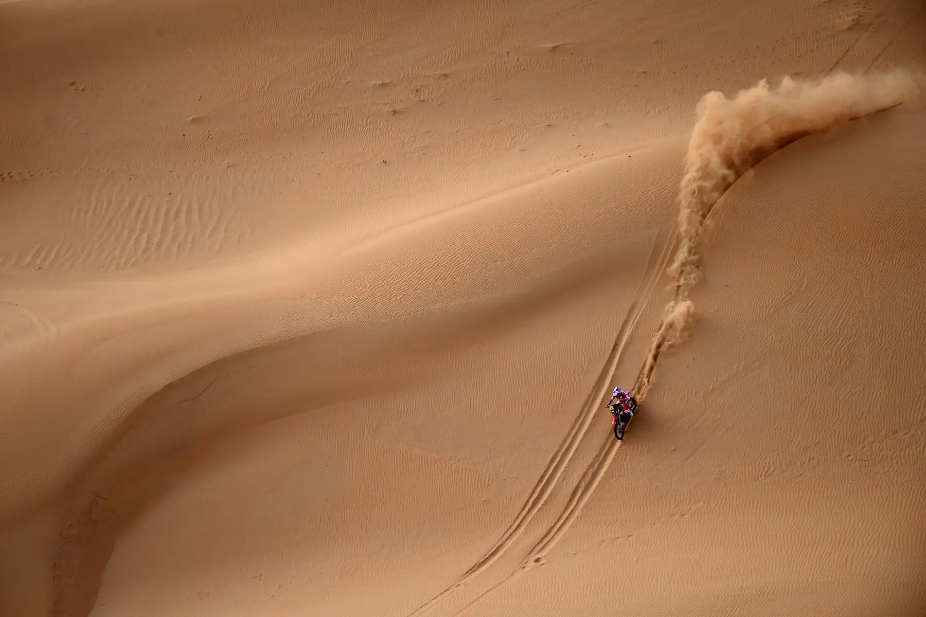 El motorista británico Sam Sunderland impulsa su KTM durante la séptima etapa del Rally Dakar 2022 entre la capital saudí, Riad y la ciudad de al-Dawadimi. Foto: AFP