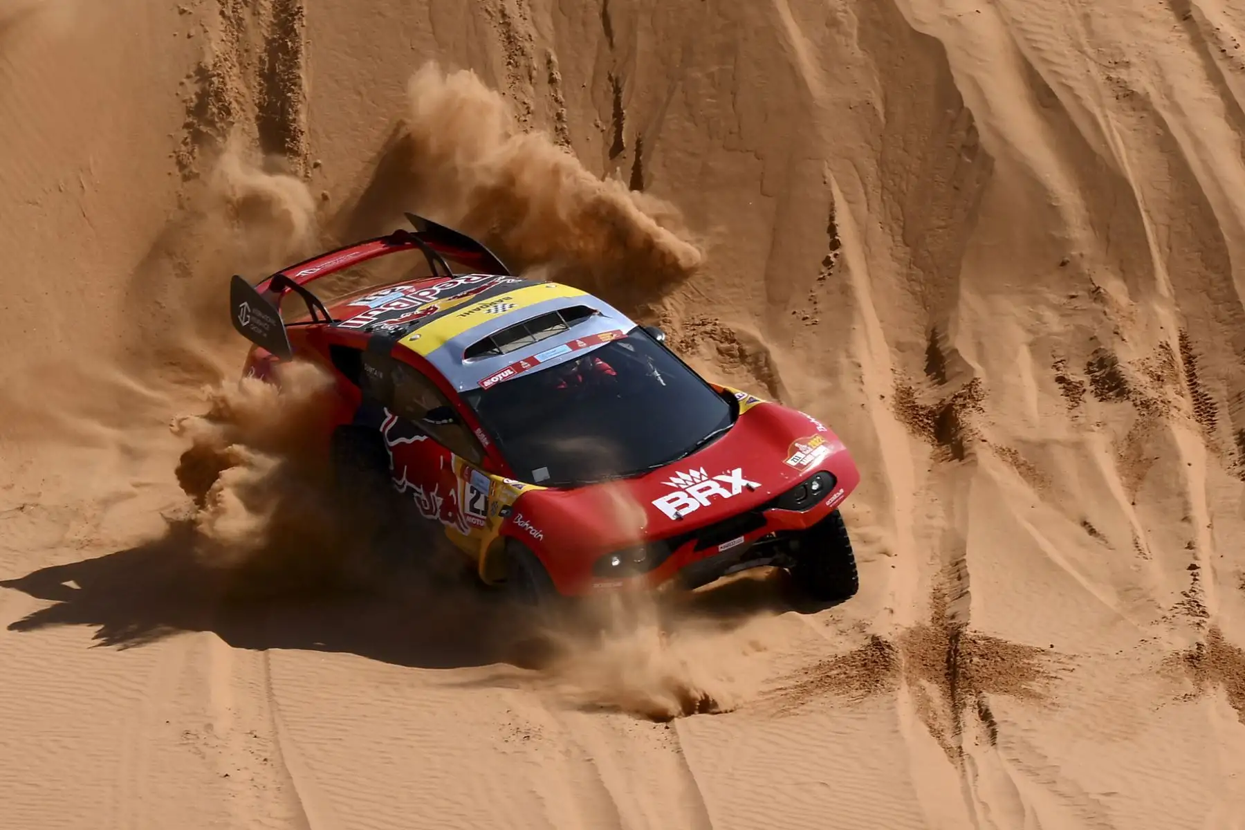 El piloto francés Sebastien Loeb y el copiloto Fabian Lurquin de Bélgica compiten durante la séptima etapa del Rally Dakar 2022 entre la capital saudí, Riad y la ciudad de al-Dawadim. Foto: AFP