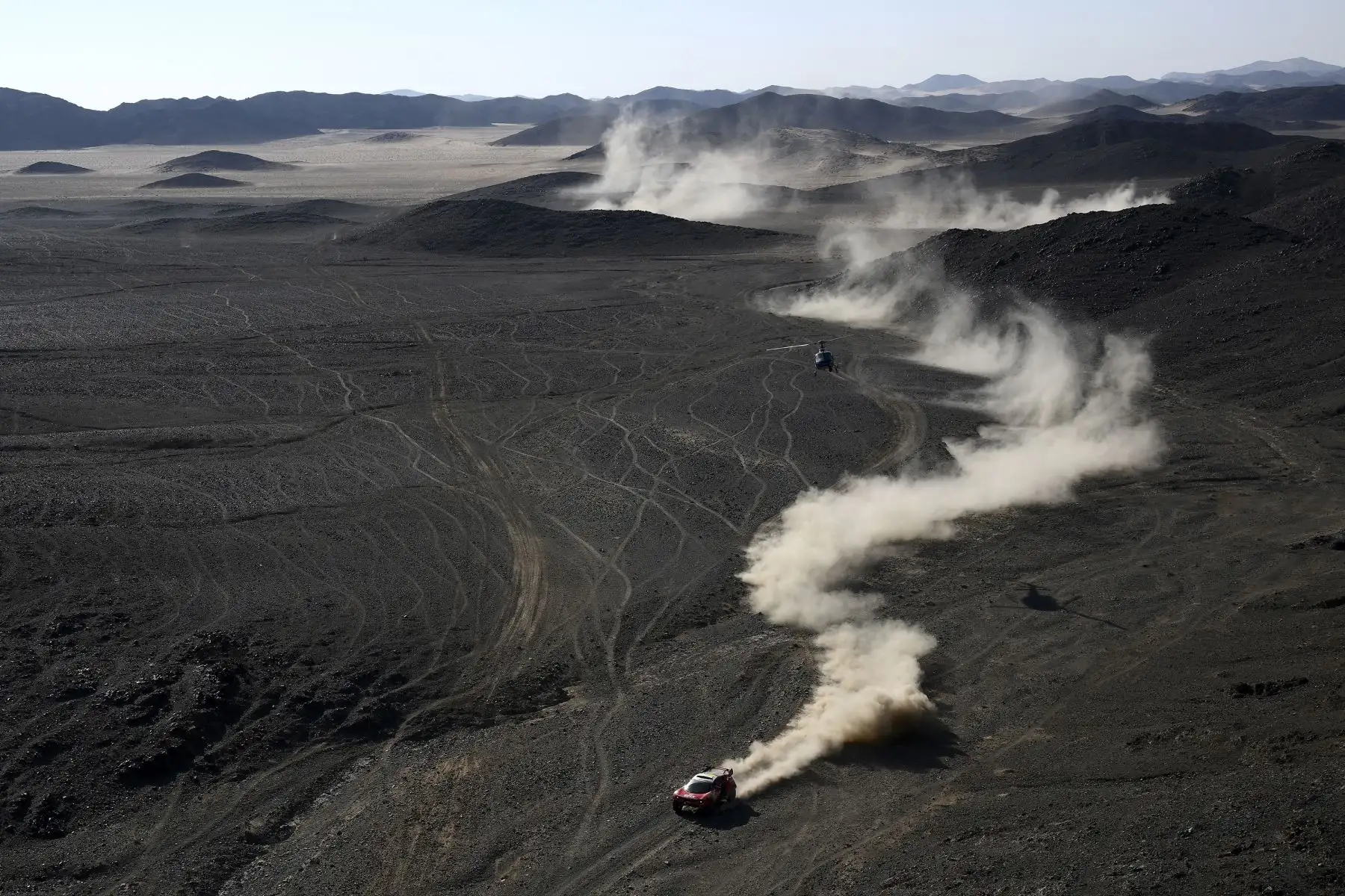 El piloto francés Sebastien Loeb y el copiloto Fabian Lurquin de Bélgica compiten durante la séptima etapa del Rally Dakar 2022 entre la capital saudí, Riad y la ciudad de al-Dawadimi. Foto: AFP