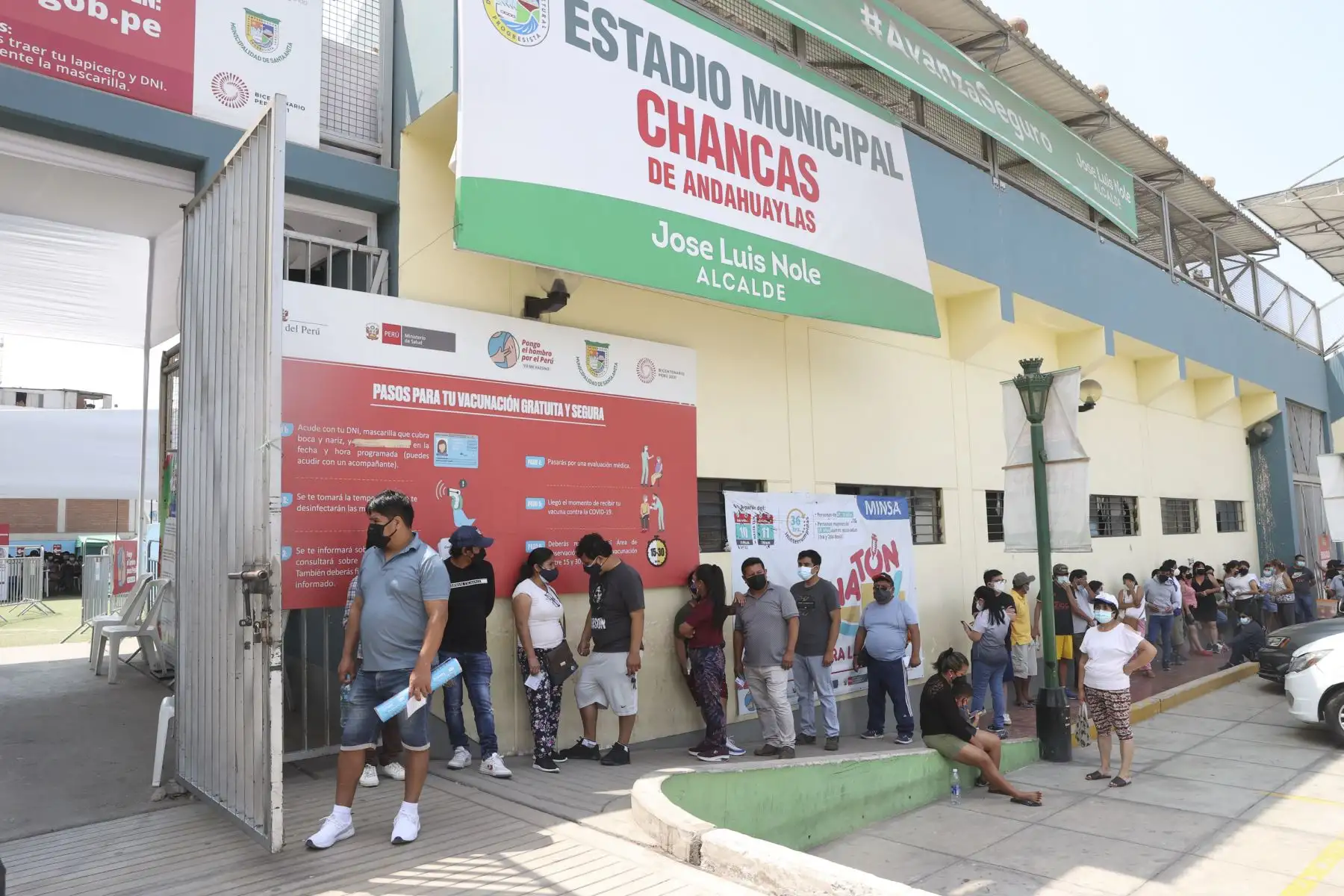 Ciudadanos acuden al Estadio Municipal Chancas de Santa Anita para  recibir su dosis de refuerzo contra la covid-19 y realizarse pruebas de descarte. Foto: ANDINA/Vidal Tarqui