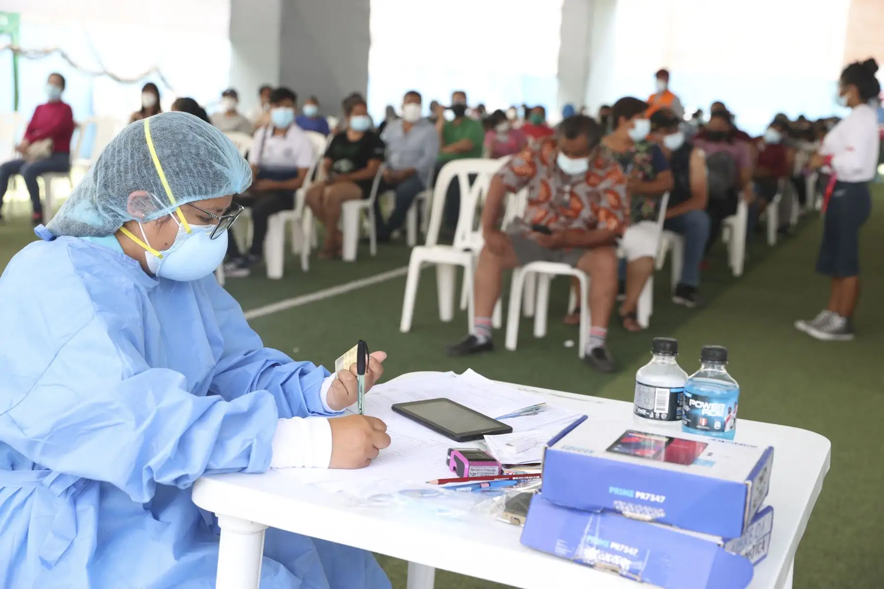 Ciudadanos acuden al Estadio Municipal Chancas de Santa Anita para  recibir su dosis de refuerzo contra la covid-19 y realizarse pruebas de descarte. Foto: ANDINA/Vidal Tarqui