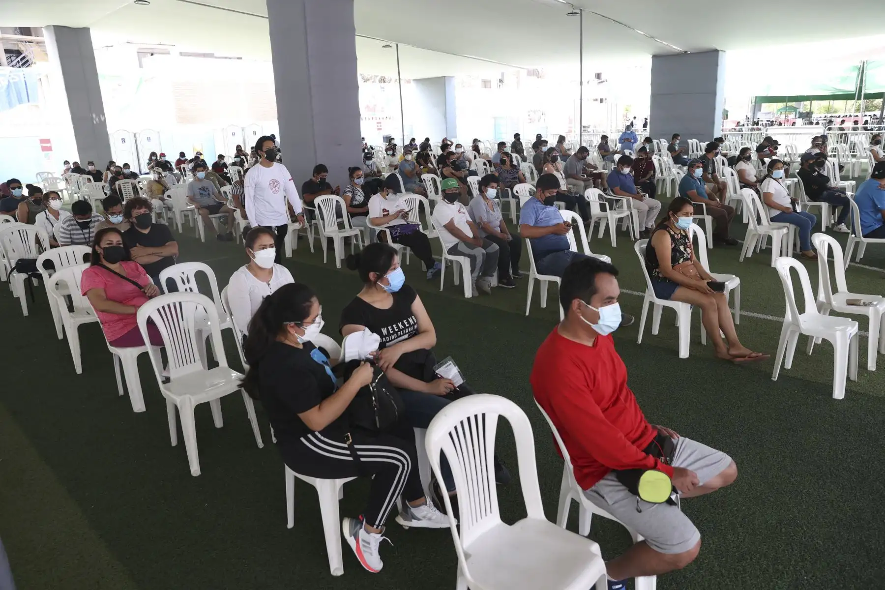 Ciudadanos acuden al Estadio Municipal Chancas de Santa Anita para  recibir su dosis de refuerzo contra la covid-19 y realizarse pruebas de descarte. Foto: ANDINA/Vidal Tarqui