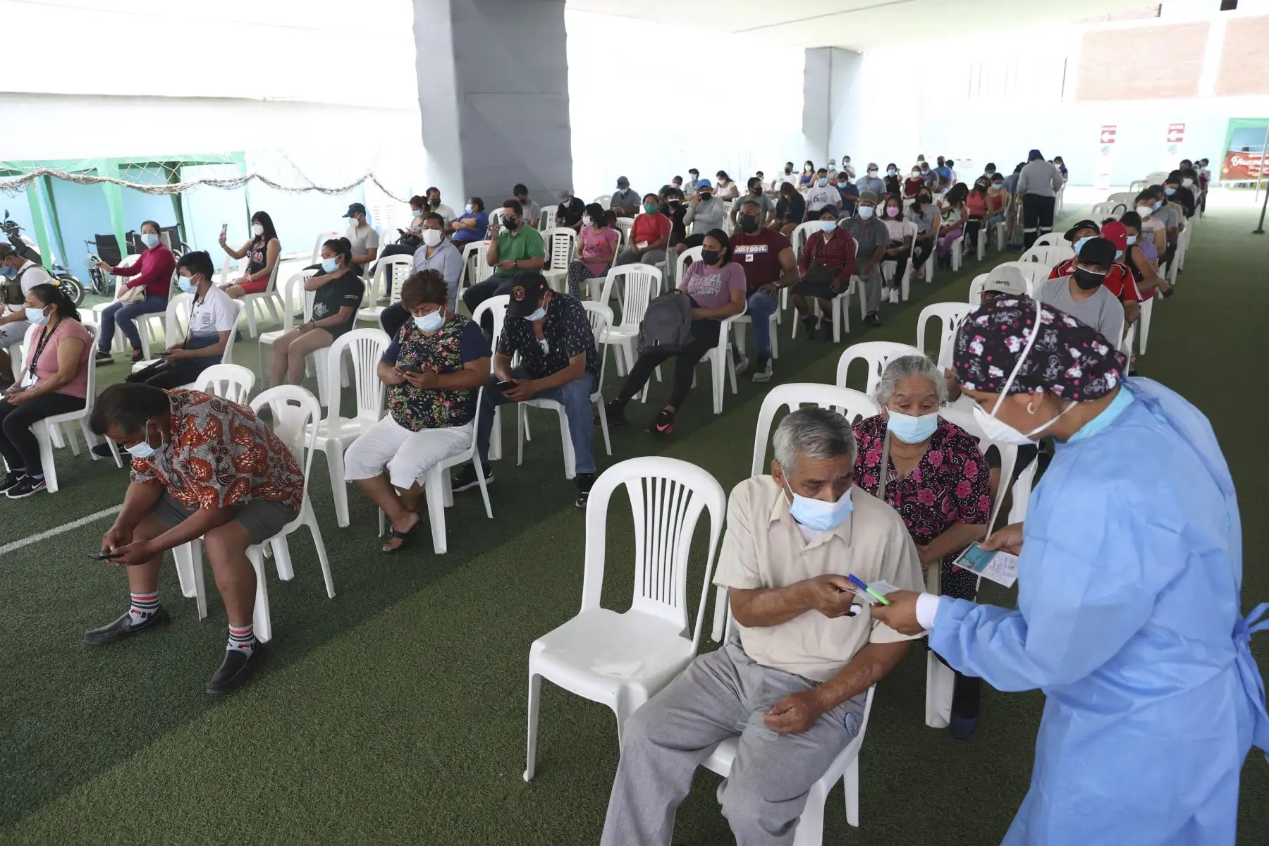 Ciudadanos acuden al Estadio Municipal Chancas de Santa Anita para  recibir su dosis de refuerzo contra la covid-19 y realizarse pruebas de descarte. Foto: ANDINA/Vidal Tarqui
