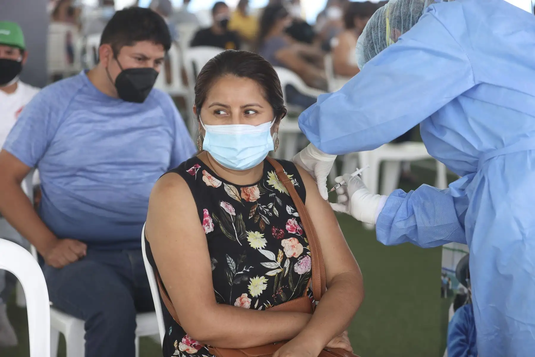 Ciudadanos acuden al Estadio Municipal Chancas de Santa Anita para  recibir su dosis de refuerzo contra la covid-19 y realizarse pruebas de descarte. Foto: ANDINA/Vidal Tarqui