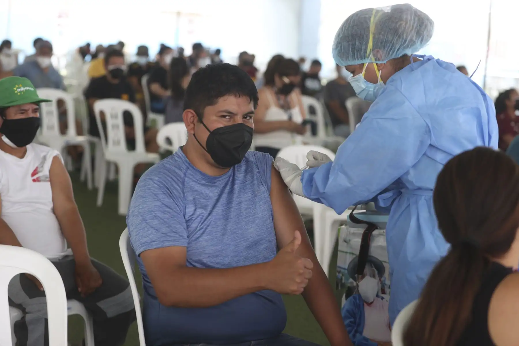 Ciudadanos acuden al Estadio Municipal Chancas de Santa Anita para  recibir su dosis de refuerzo contra la covid-19 y realizarse pruebas de descarte. Foto: ANDINA/Vidal Tarqui