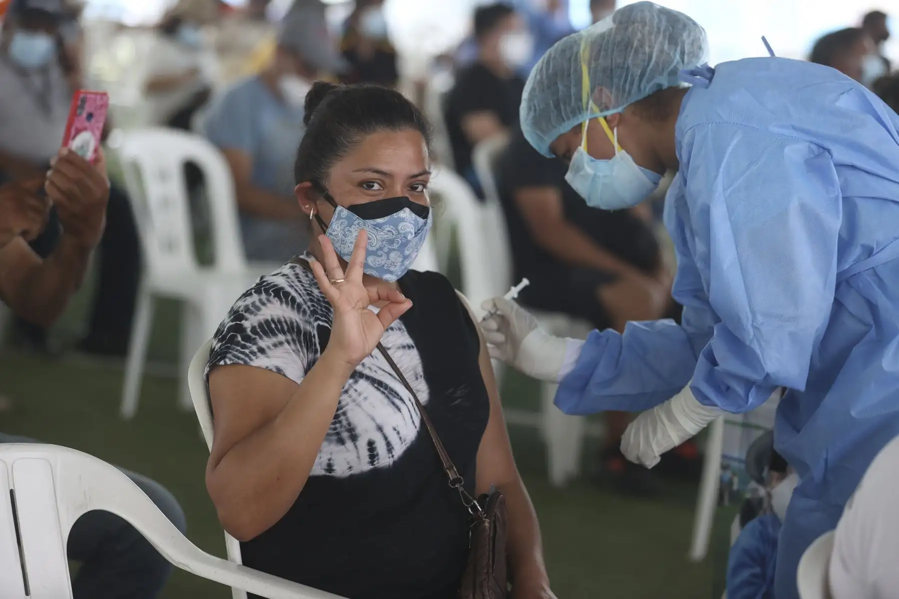 Ciudadanos acuden al Estadio Municipal Chancas de Santa Anita para  recibir su dosis de refuerzo contra la covid-19 y realizarse pruebas de descarte. Foto: ANDINA/Vidal Tarqui