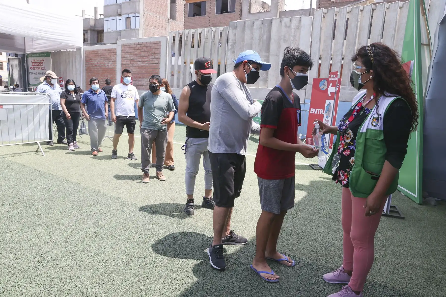 Ciudadanos acuden al Estadio Municipal Chancas de Santa Anita para  recibir su dosis de refuerzo contra la covid-19 y realizarse pruebas de descarte. Foto: ANDINA/Vidal Tarqui