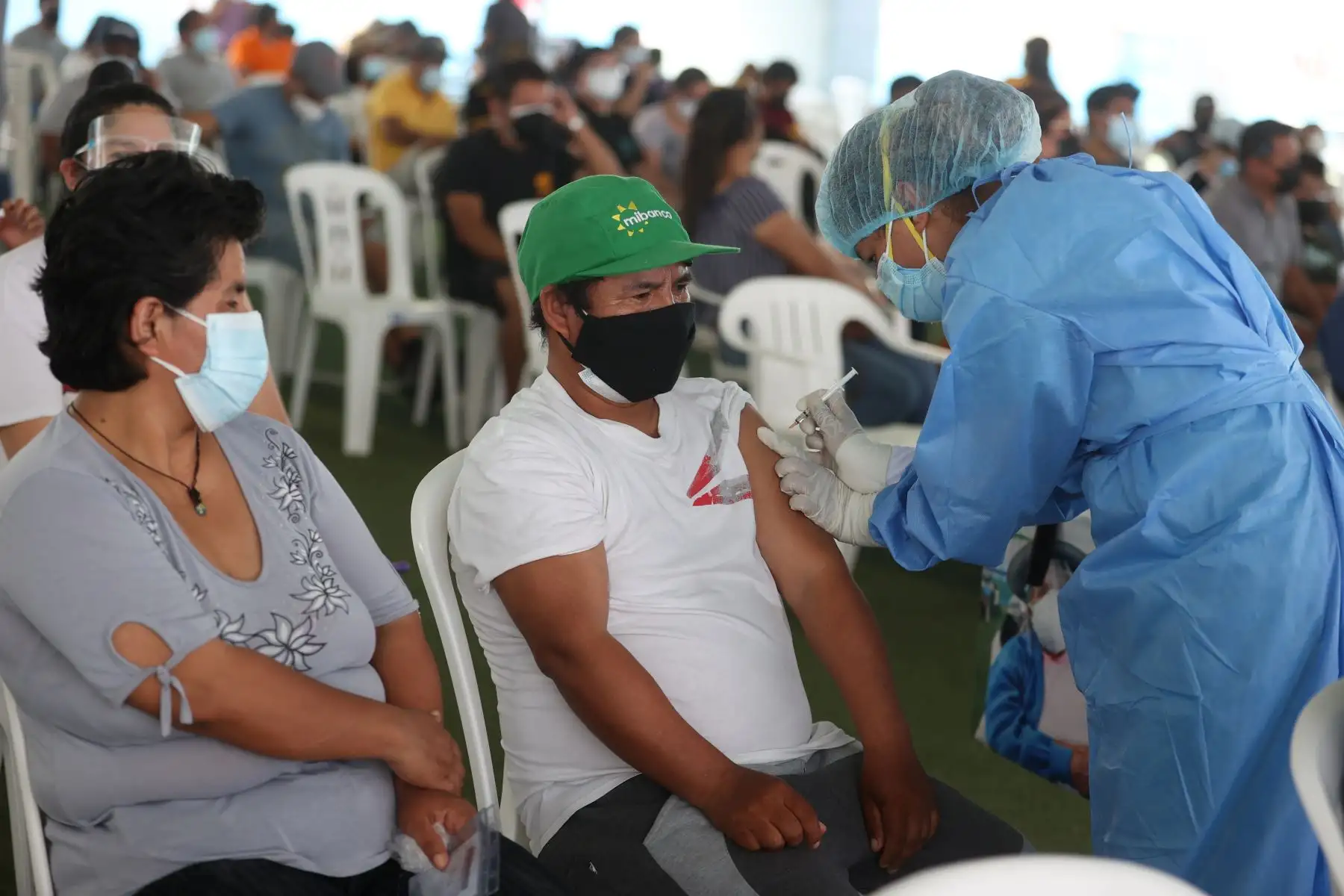 Ciudadanos acuden al Estadio Municipal Chancas de Santa Anita para  recibir su dosis de refuerzo contra la covid-19 y realizase pruebas de descarte. Foto: ANDINA/Vidal Tarqui
