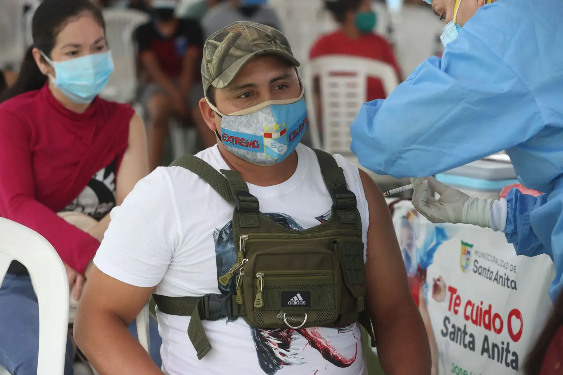 Ciudadanos acuden al Estadio Municipal Chancas de Santa Anita para  recibir su dosis de refuerzo contra la covid-19 y realizase pruebas de descarte. Foto: ANDINA/Vidal Tarqui