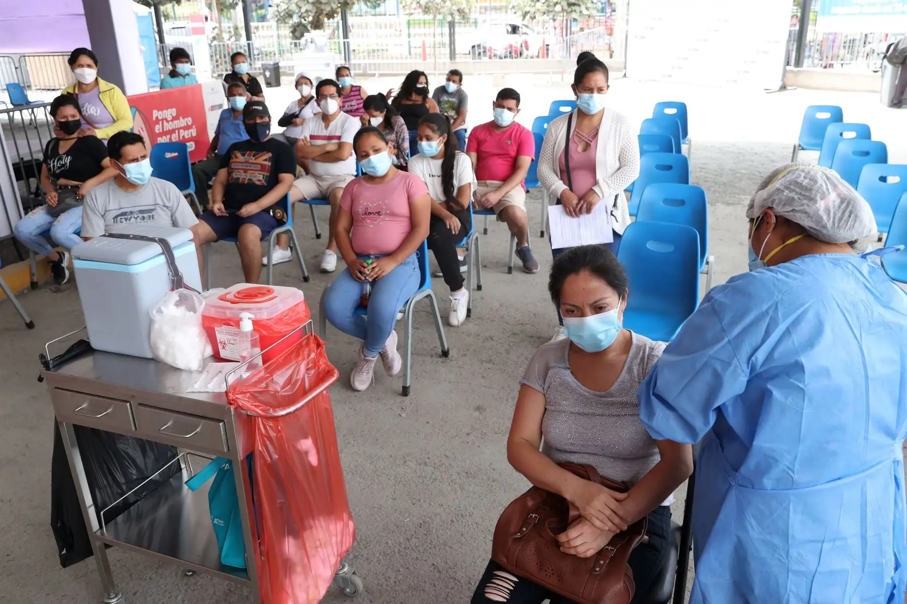 Ciudadanos acuden al parque Zonal de Huiracocha de San Juan de Lurigancho para  recibir su dosis de refuerzo contra la Covid-19 y realizase pruebas de descarte. Foto: ANDINA/Vidal Tarqui