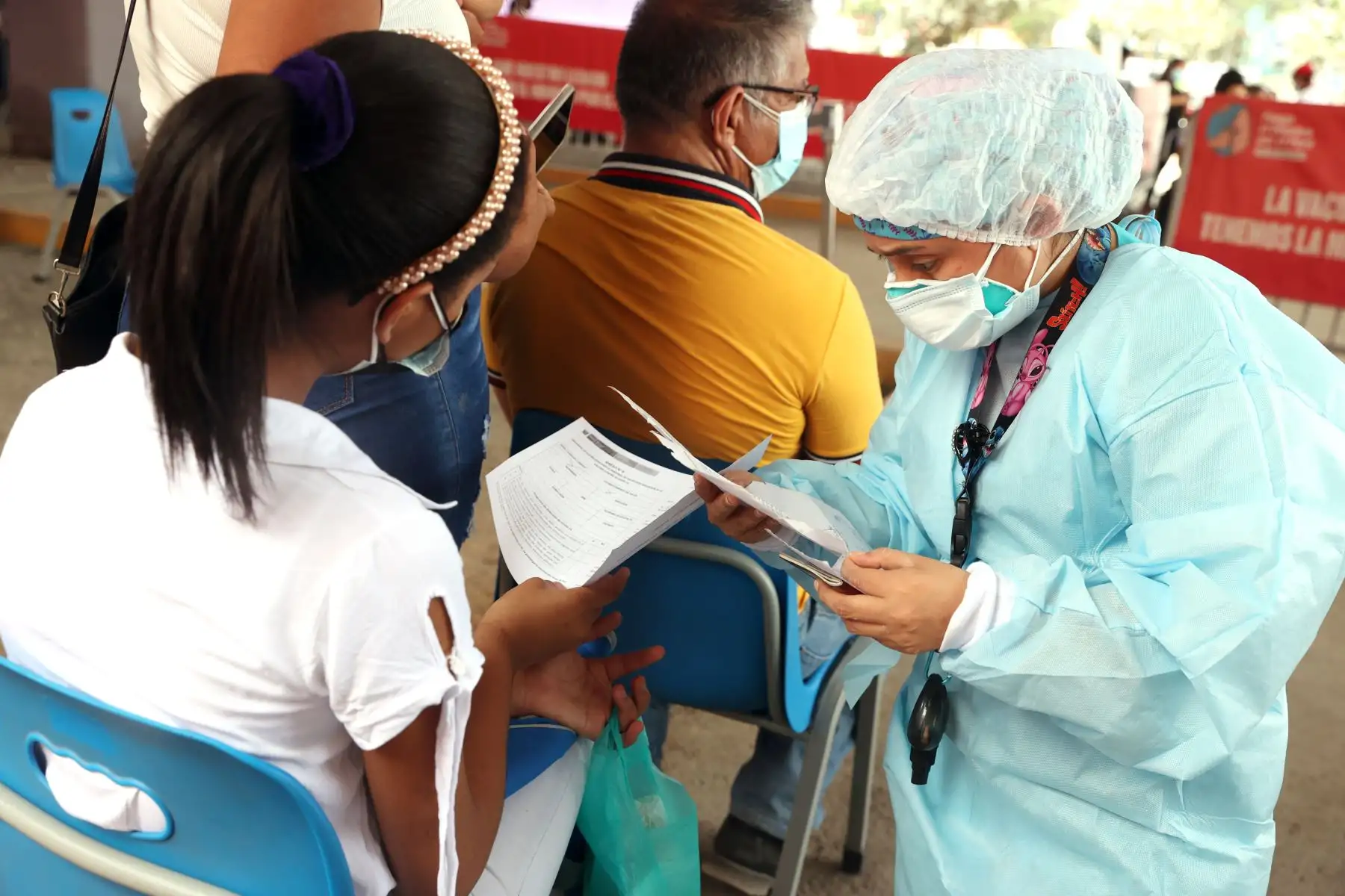 Ciudadanos acuden al parque Zonal de Huiracocha de San Juan de Lurigancho para  recibir su dosis de refuerzo contra la Covid-19 y realizase pruebas de descarte. Foto: ANDINA/Vidal Tarqui