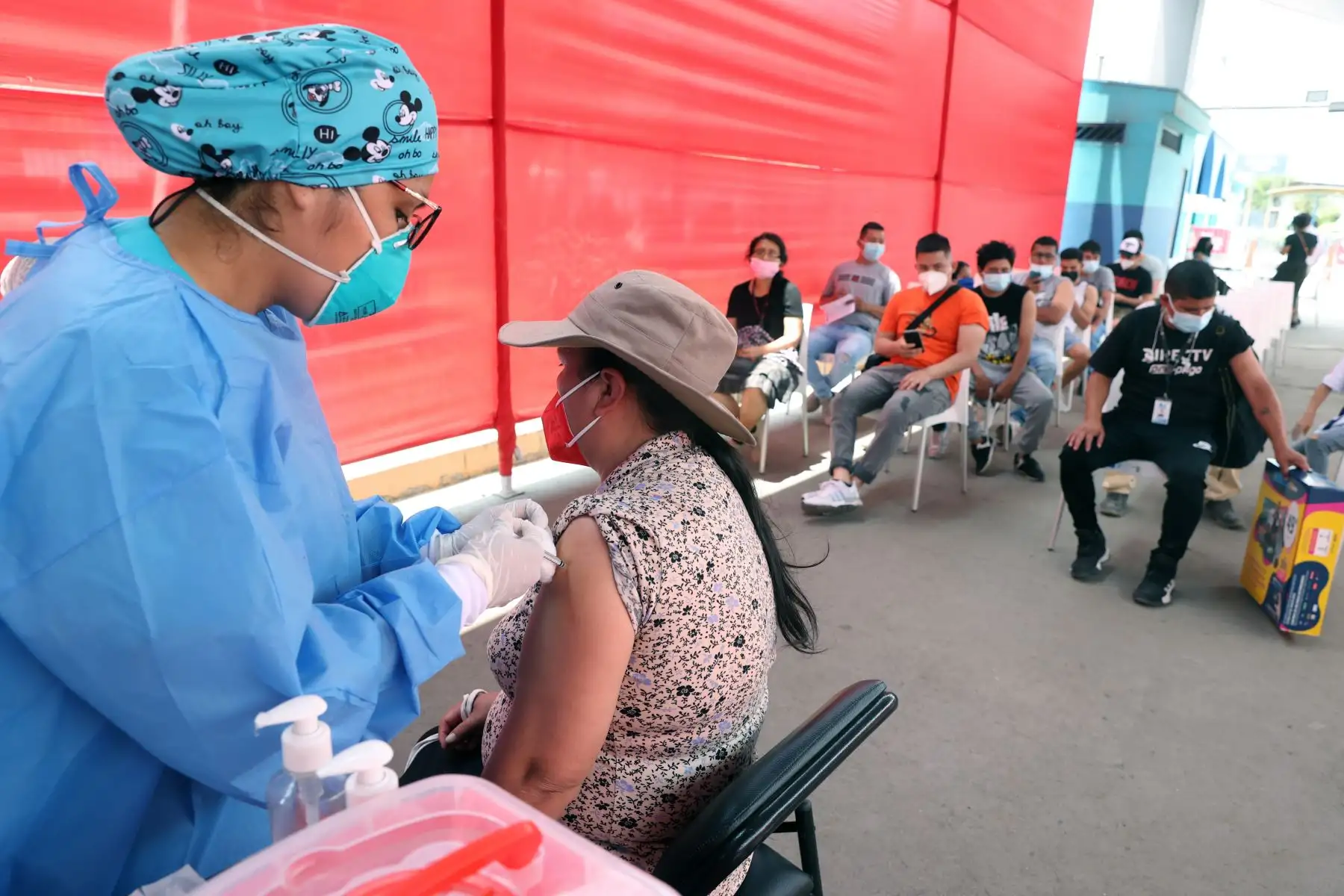 Ciudadanos acuden al parque Zonal de Huiracocha de San Juan de Lurigancho para  recibir su dosis de refuerzo contra la Covid-19 y realizase pruebas de descarte. Foto: ANDINA/Vidal Tarqui