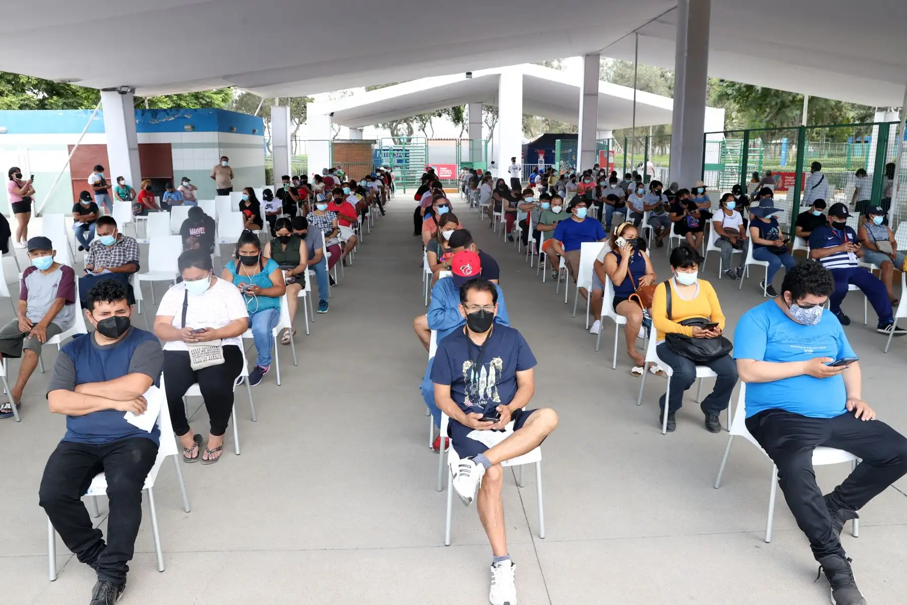 Ciudadanos acuden al parque Zonal de Huiracocha de San Juan de Lurigancho para  recibir su dosis de refuerzo contra la Covid-19 y realizase pruebas de descarte. Foto: ANDINA/Vidal Tarqui