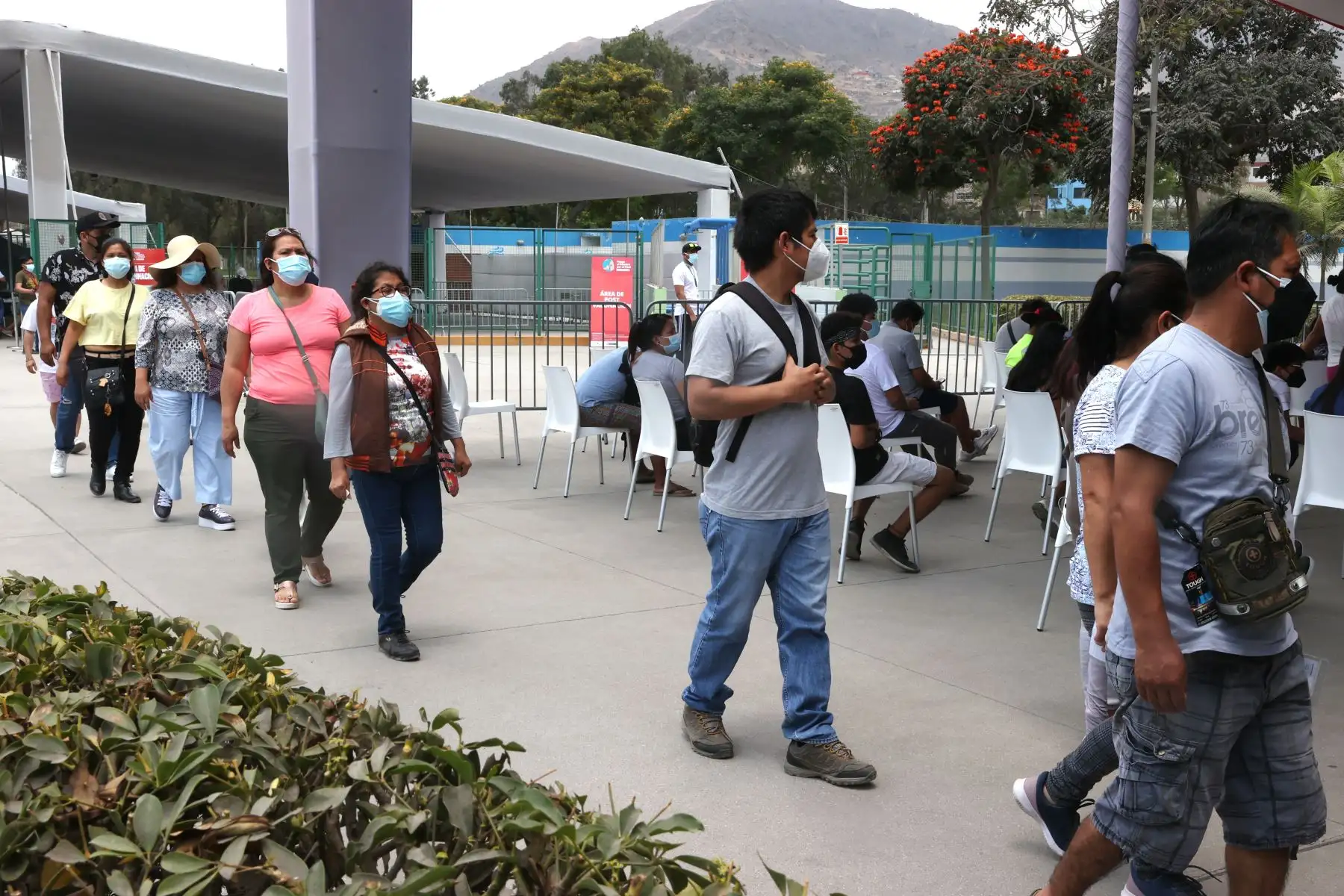 Ciudadanos acuden al parque Zonal de Huiracocha de San Juan de Lurigancho para  recibir su dosis de refuerzo contra la Covid-19 y realizase pruebas de descarte. Foto: ANDINA/Vidal Tarqui