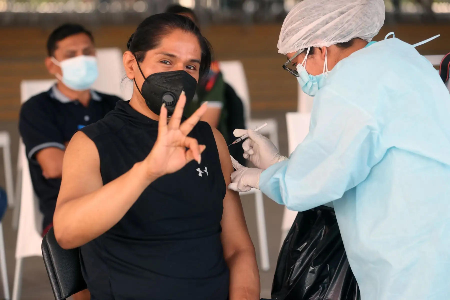 Ciudadanos acuden al parque Zonal de Huiracocha de San Juan de Lurigancho para  recibir su dosis de refuerzo contra la Covid-19 y realizase pruebas de descarte. Foto: ANDINA/Vidal Tarqui