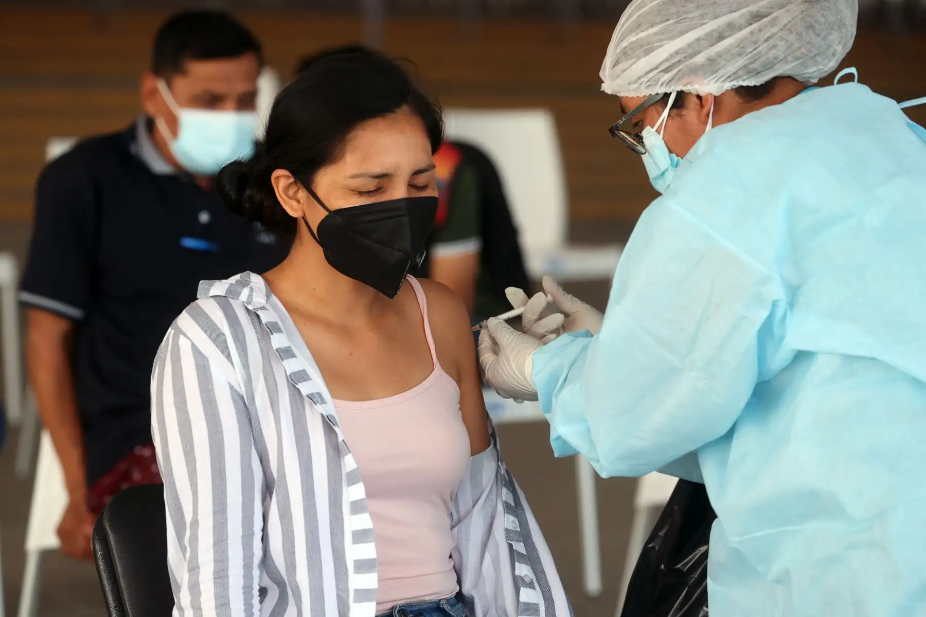 Ciudadanos acuden al parque Zonal de Huiracocha de San Juan de Lurigancho para  recibir su dosis de refuerzo contra la Covid-19 y realizase pruebas de descarte. Foto: ANDINA/Vidal Tarqui