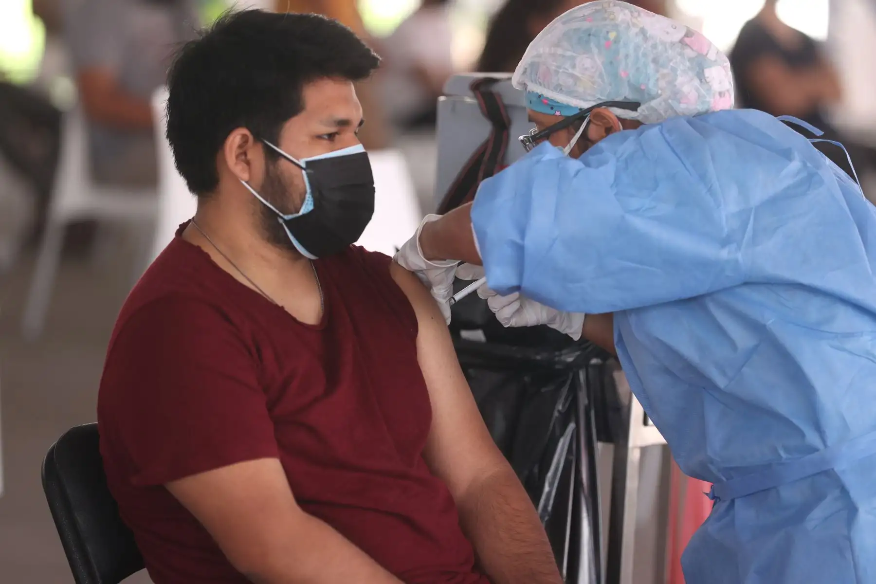 Ciudadanos acuden al parque Zonal de Huiracocha de San Juan de Lurigancho para  recibir su dosis de refuerzo contra la Covid-19 y realizase pruebas de descarte. Foto: ANDINA/Vidal Tarqui