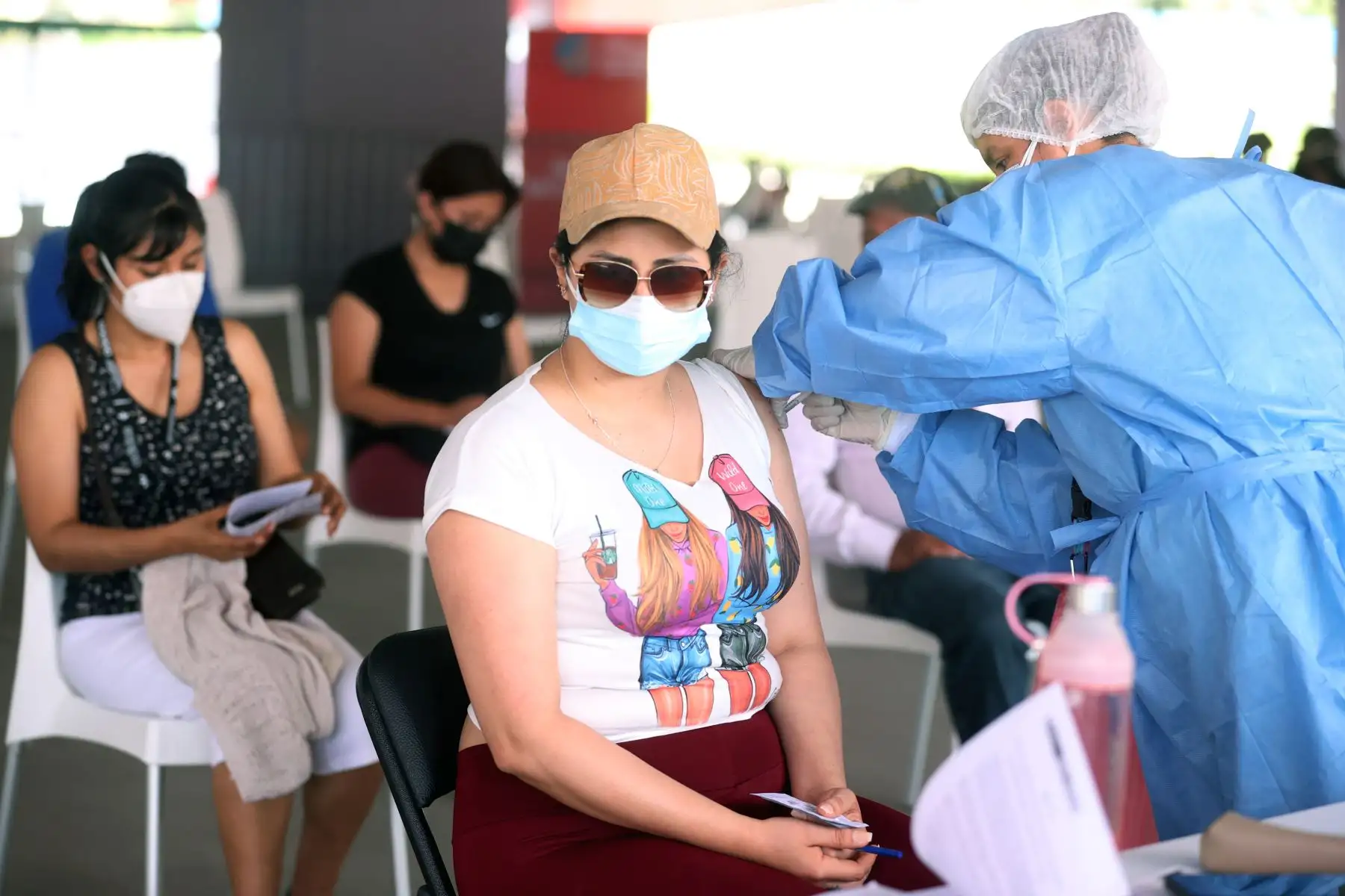 Ciudadanos acuden al parque Zonal de Huiracocha de San Juan de Lurigancho para  recibir su dosis de refuerzo contra la Covid-19 y realizase pruebas de descarte. Foto: ANDINA/Vidal Tarqui