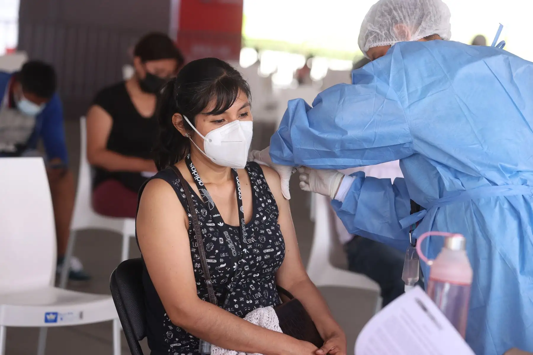 Ciudadanos acuden al parque Zonal de Huiracocha de San Juan de Lurigancho para  recibir su dosis de refuerzo contra la Covid-19 y realizase pruebas de descarte. Foto: ANDINA/Vidal Tarqui