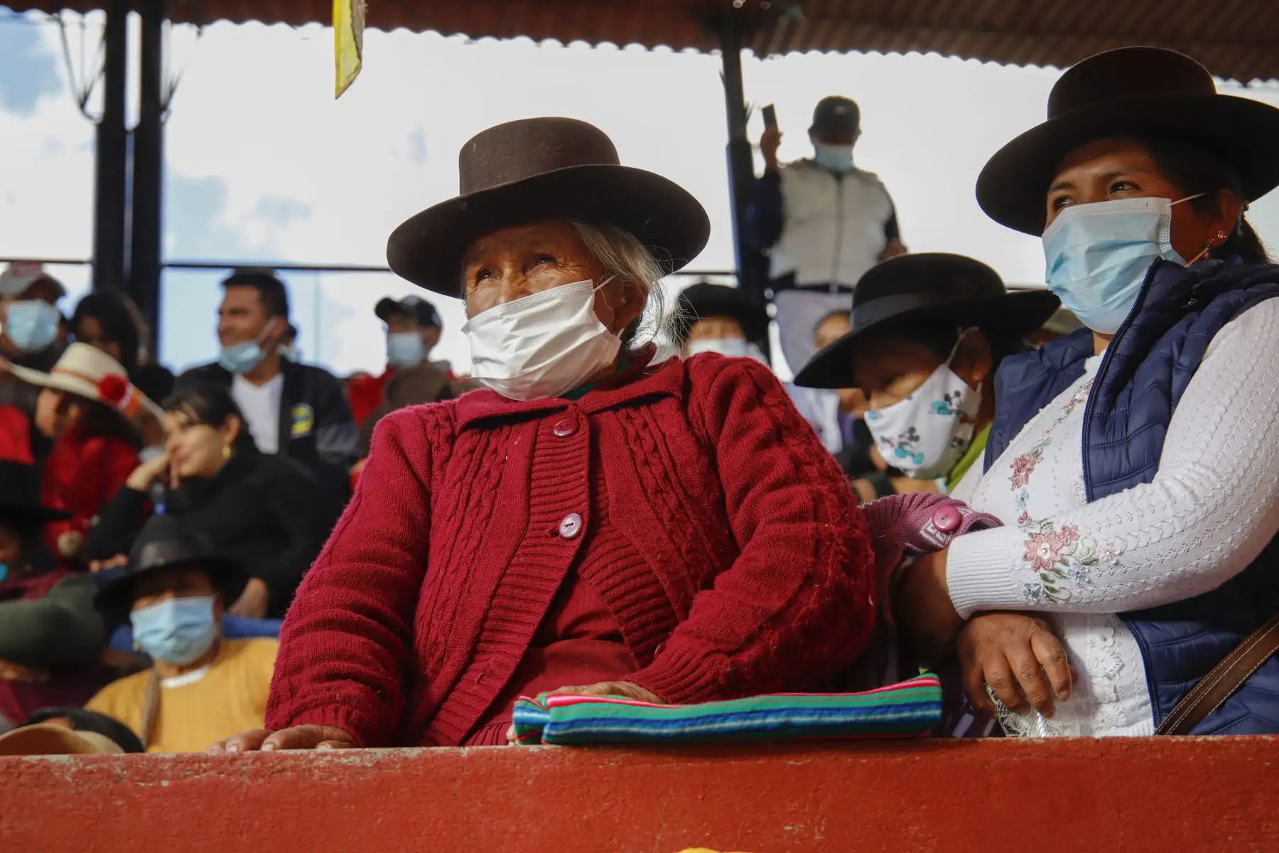 En la provincia de Huancasancos, en Ayacucho, la vida cultural empezó a reactivarse desde navidad. Es así, que haciendo uso de los cuidados respectivos de bioseguridad debido a la pandemia de la covid-19, las y los ciudadanos de manera muy activa participaron de la tradicional Bajada de Reyes. En esta fiesta, los principales protagonistas fueron las y los jóvenes bailarines, quienes retornando temporalmente desde ciudades como Ica, Lima y Huamanga, donde residen, siguen manteniendo viva la tradición y reafirmando su identidad con su participación. Foto: Cortesía/Miguel Gutierrez Chero