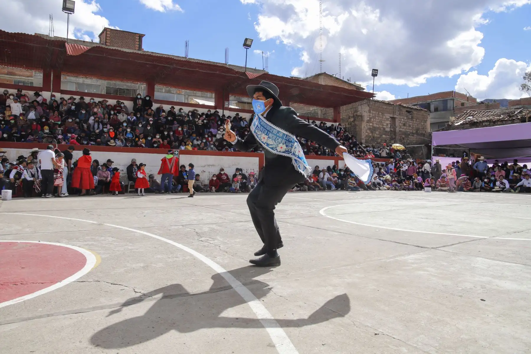 En la provincia de Huancasancos, en Ayacucho, la vida cultural empezó a reactivarse desde navidad. Es así, que haciendo uso de los cuidados respectivos de bioseguridad debido a la pandemia de la covid-19, las y los ciudadanos de manera muy activa participaron de la tradicional Bajada de Reyes. En esta fiesta, los principales protagonistas fueron las y los jóvenes bailarines, quienes retornando temporalmente desde ciudades como Ica, Lima y Huamanga, donde residen, siguen manteniendo viva la tradición y reafirmando su identidad con su participación. Foto: Cortesía/Miguel Gutierrez Chero