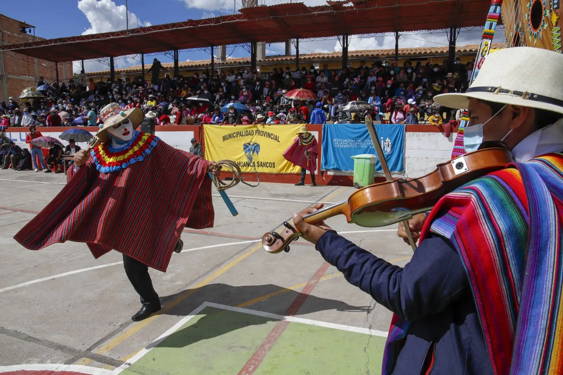 En la provincia de Huancasancos, en Ayacucho, la vida cultural empezó a reactivarse desde navidad. Es así, que haciendo uso de los cuidados respectivos de bioseguridad debido a la pandemia de la covid-19, las y los ciudadanos de manera muy activa participaron de la tradicional Bajada de Reyes. En esta fiesta, los principales protagonistas fueron las y los jóvenes bailarines, quienes retornando temporalmente desde ciudades como Ica, Lima y Huamanga, donde residen, siguen manteniendo viva la tradición y reafirmando su identidad con su participación. Foto: Cortesía/Miguel Gutierrez Chero