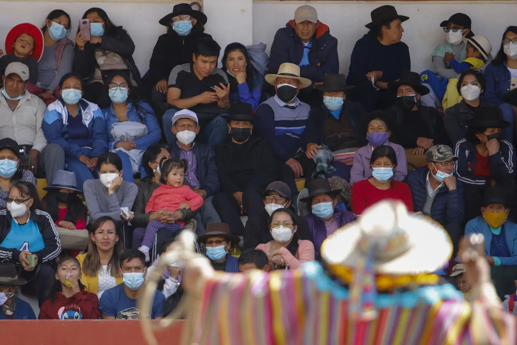 En la provincia de Huancasancos, en Ayacucho, la vida cultural empezó a reactivarse desde navidad. Es así, que haciendo uso de los cuidados respectivos de bioseguridad debido a la pandemia de la covid-19, las y los ciudadanos de manera muy activa participaron de la tradicional Bajada de Reyes. En esta fiesta, los principales protagonistas fueron las y los jóvenes bailarines, quienes retornando temporalmente desde ciudades como Ica, Lima y Huamanga, donde residen, siguen manteniendo viva la tradición y reafirmando su identidad con su participación. Foto: Cortesía/Miguel Gutierrez Chero