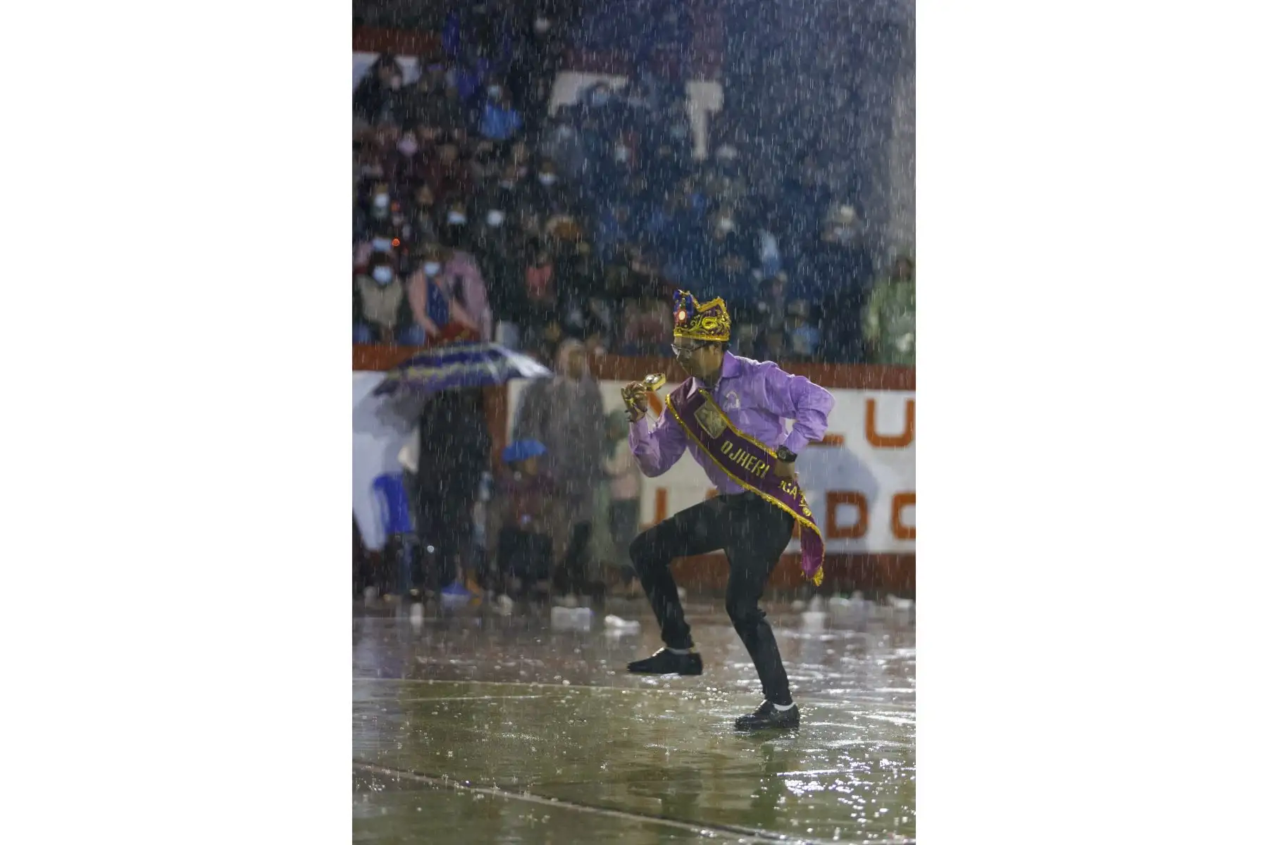 En la provincia de Huancasancos, en Ayacucho, la vida cultural empezó a reactivarse desde navidad. Es así, que haciendo uso de los cuidados respectivos de bioseguridad debido a la pandemia de la covid-19, las y los ciudadanos de manera muy activa participaron de la tradicional Bajada de Reyes. En esta fiesta, los principales protagonistas fueron las y los jóvenes bailarines, quienes retornando temporalmente desde ciudades como Ica, Lima y Huamanga, donde residen, siguen manteniendo viva la tradición y reafirmando su identidad con su participación. Foto: Cortesía/Miguel Gutierrez Chero