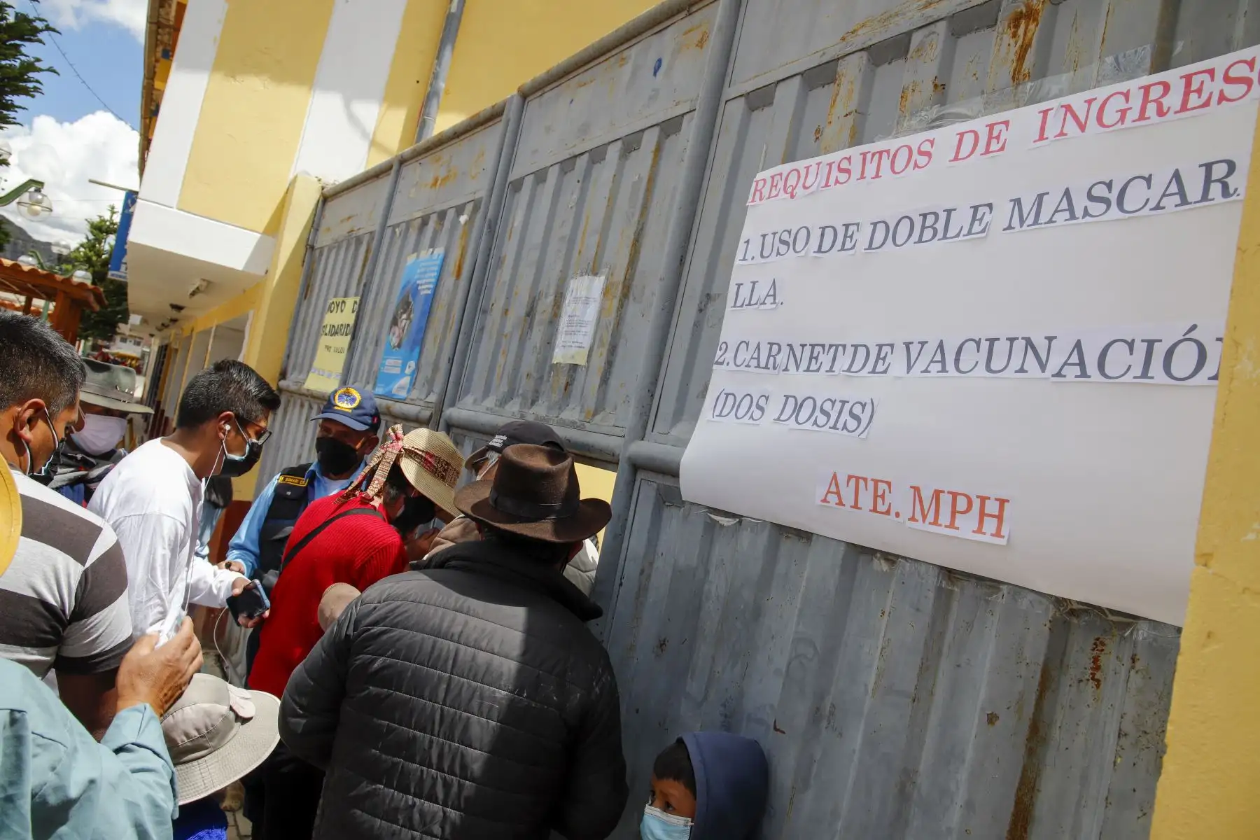 En la provincia de Huancasancos, en Ayacucho, la vida cultural empezó a reactivarse desde navidad. Es así, que haciendo uso de los cuidados respectivos de bioseguridad debido a la pandemia de la covid-19, las y los ciudadanos de manera muy activa participaron de la tradicional Bajada de Reyes. En esta fiesta, los principales protagonistas fueron las y los jóvenes bailarines, quienes retornando temporalmente desde ciudades como Ica, Lima y Huamanga, donde residen, siguen manteniendo viva la tradición y reafirmando su identidad con su participación. Foto: Cortesía/Miguel Gutierrez Chero