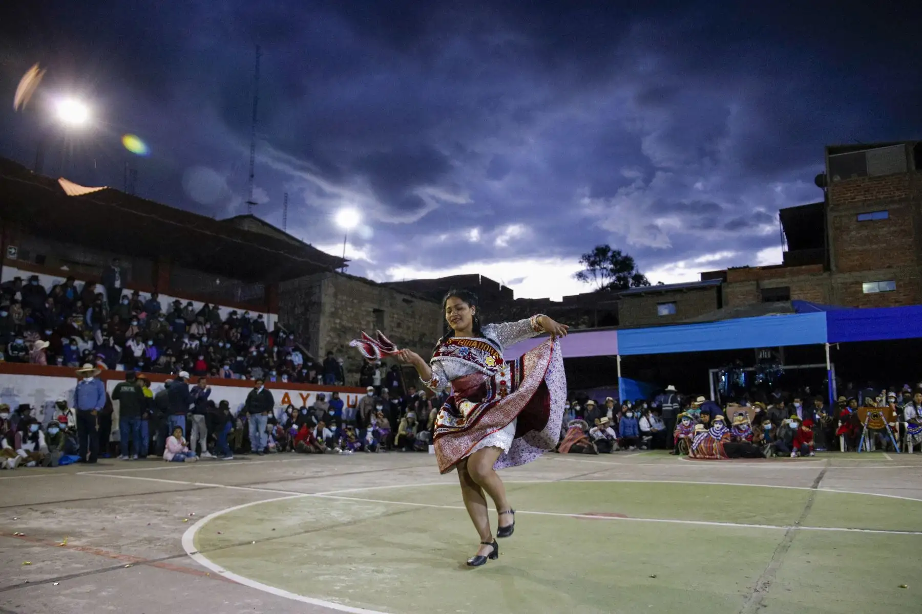 En la provincia de Huancasancos, en Ayacucho, la vida cultural empezó a reactivarse desde navidad. Es así, que haciendo uso de los cuidados respectivos de bioseguridad debido a la pandemia de la covid-19, las y los ciudadanos de manera muy activa participaron de la tradicional Bajada de Reyes. En esta fiesta, los principales protagonistas fueron las y los jóvenes bailarines, quienes retornando temporalmente desde ciudades como Ica, Lima y Huamanga, donde residen, siguen manteniendo viva la tradición y reafirmando su identidad con su participación. Foto: Cortesía/Miguel Gutierrez Chero