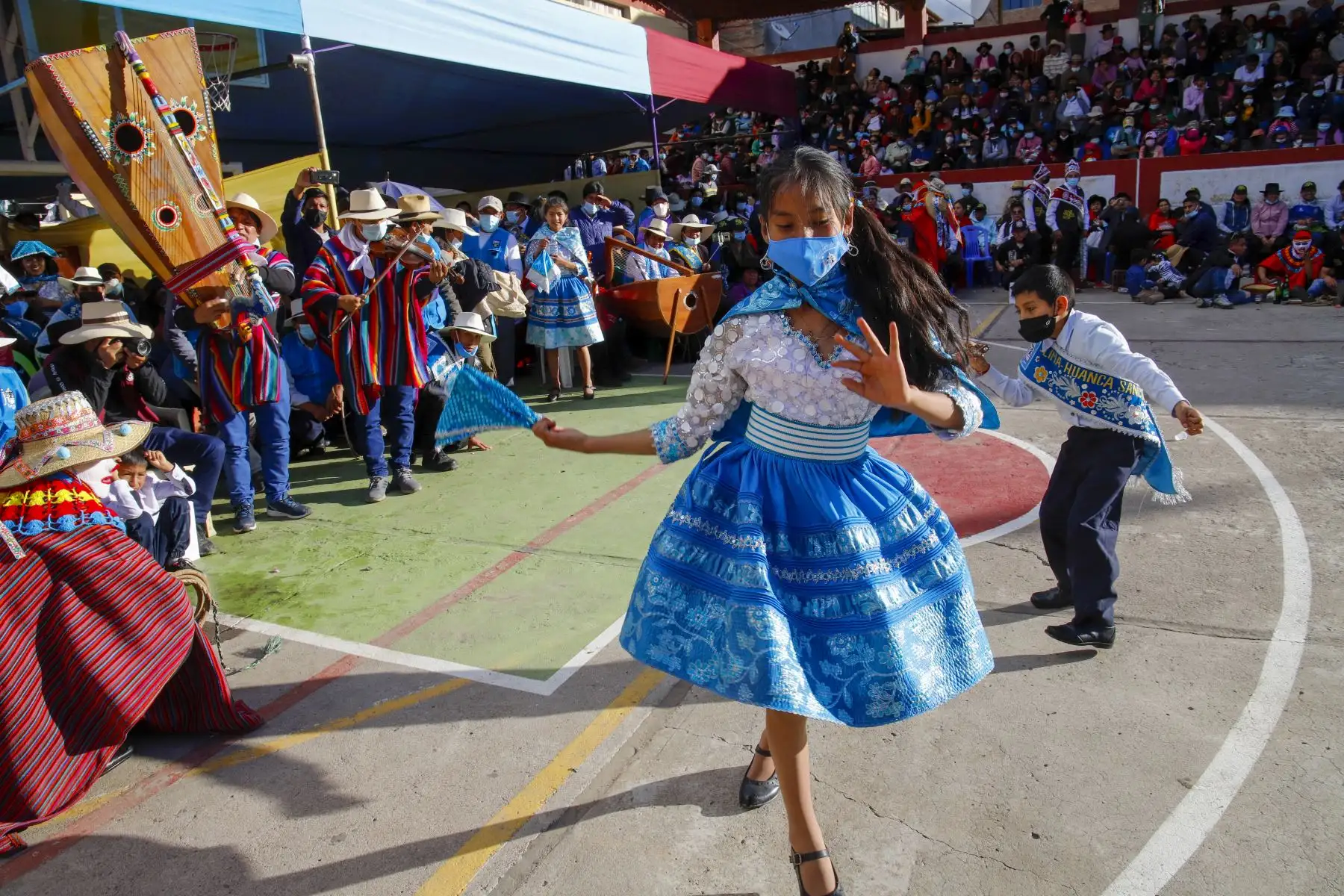 En la provincia de Huancasancos, en Ayacucho, la vida cultural empezó a reactivarse desde navidad. Es así, que haciendo uso de los cuidados respectivos de bioseguridad debido a la pandemia de la covid-19, las y los ciudadanos de manera muy activa participaron de la tradicional Bajada de Reyes. En esta fiesta, los principales protagonistas fueron las y los jóvenes bailarines, quienes retornando temporalmente desde ciudades como Ica, Lima y Huamanga, donde residen, siguen manteniendo viva la tradición y reafirmando su identidad con su participación. Foto: Cortesía/Miguel Gutierrez Chero
