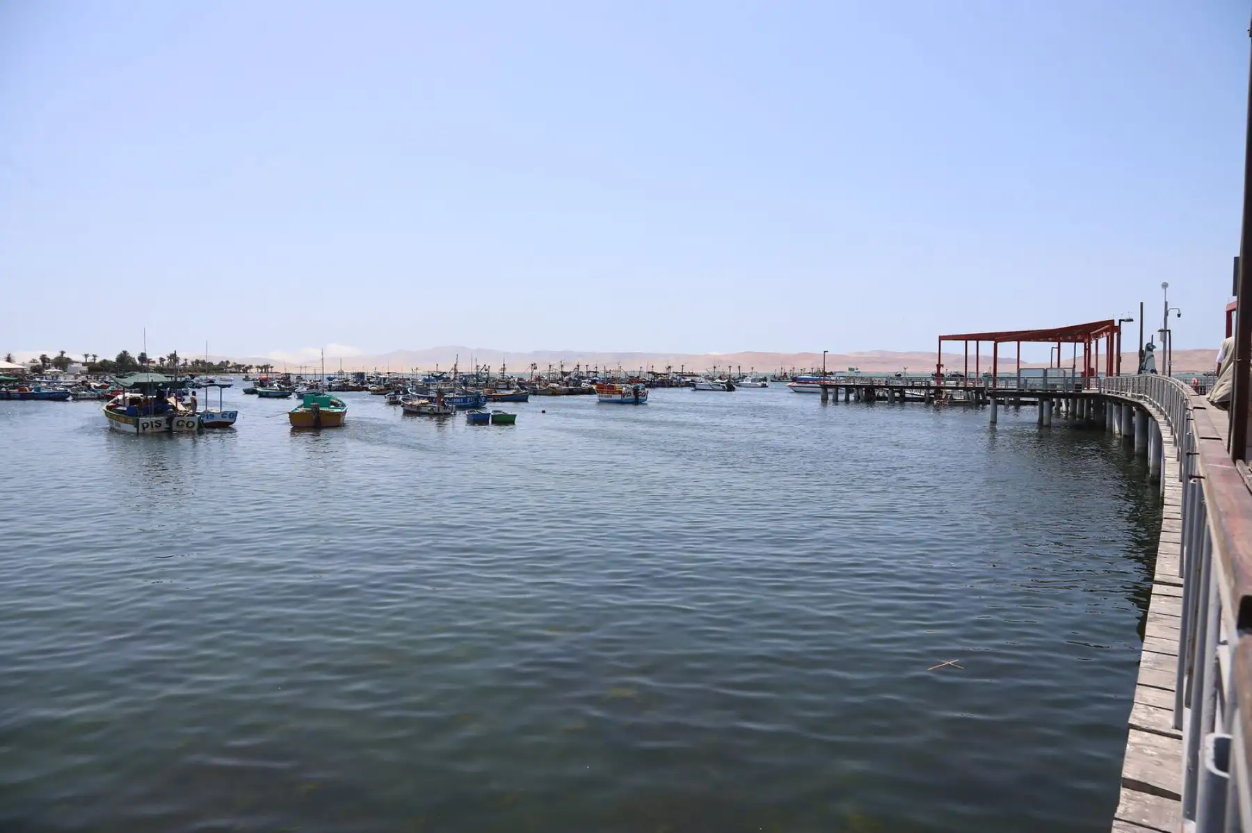 El Ministro de Comercio Exterior y Turismo, Roberto Sánchez, verifica el proyecto del muelle turístico en La Puntilla, Paracas junto al Congresista de la República Jorge Marticorena, el Gobernador Regional de Ica, Javier Gallegos, y la Alcaldesa de Paracas Rosario Ramírez, todo ello con la finalidad de trabajar de cara a su normal funcionamiento, en beneficio del turismo. Foto: Mincetur