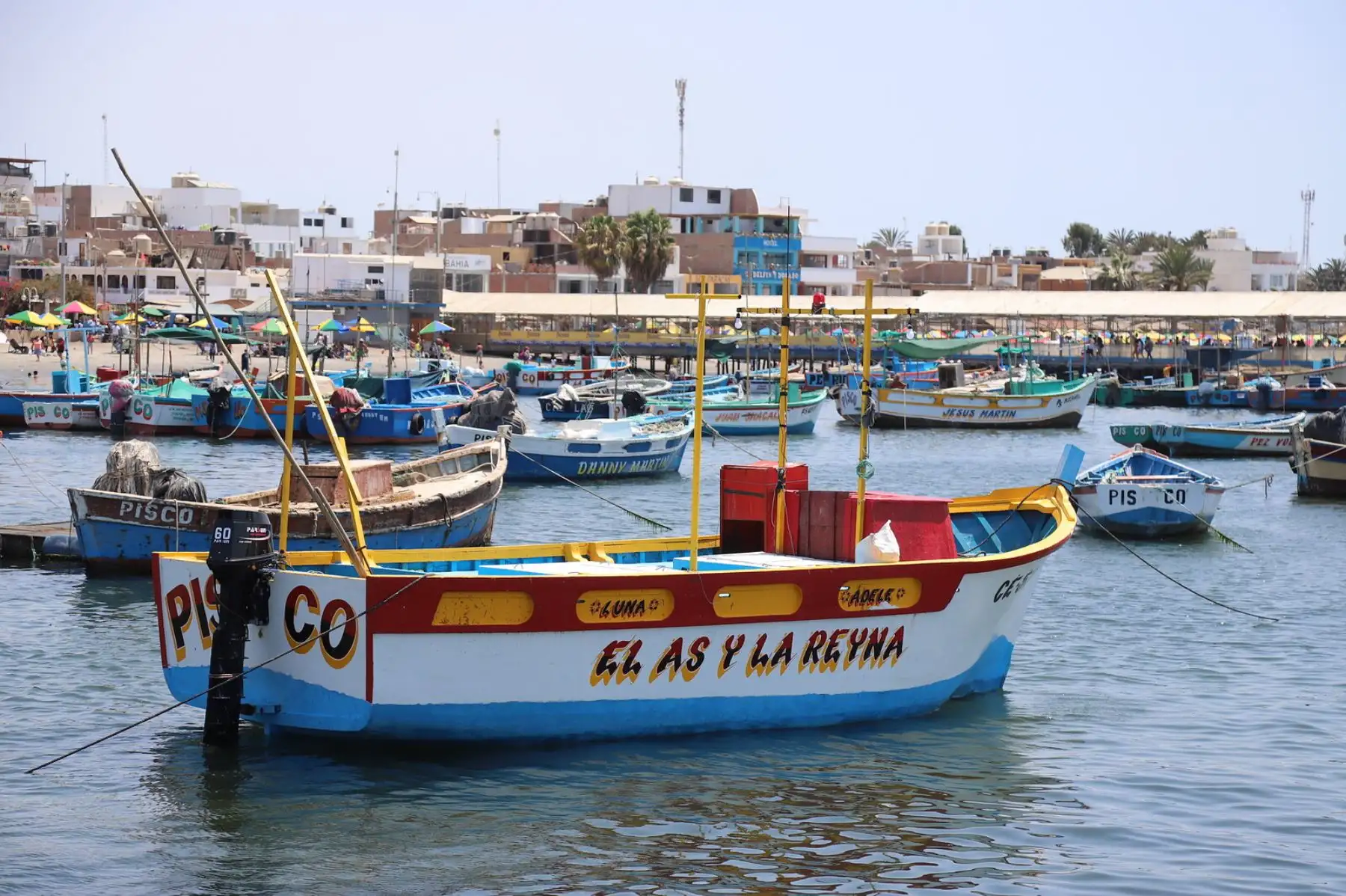 El Ministro de Comercio Exterior y Turismo, Roberto Sánchez, verifica el proyecto del muelle turístico en La Puntilla, Paracas junto al Congresista de la República Jorge Marticorena, el Gobernador Regional de Ica, Javier Gallegos, y la Alcaldesa de Paracas Rosario Ramírez, todo ello con la finalidad de trabajar de cara a su normal funcionamiento, en beneficio del turismo. Foto: Mincetur