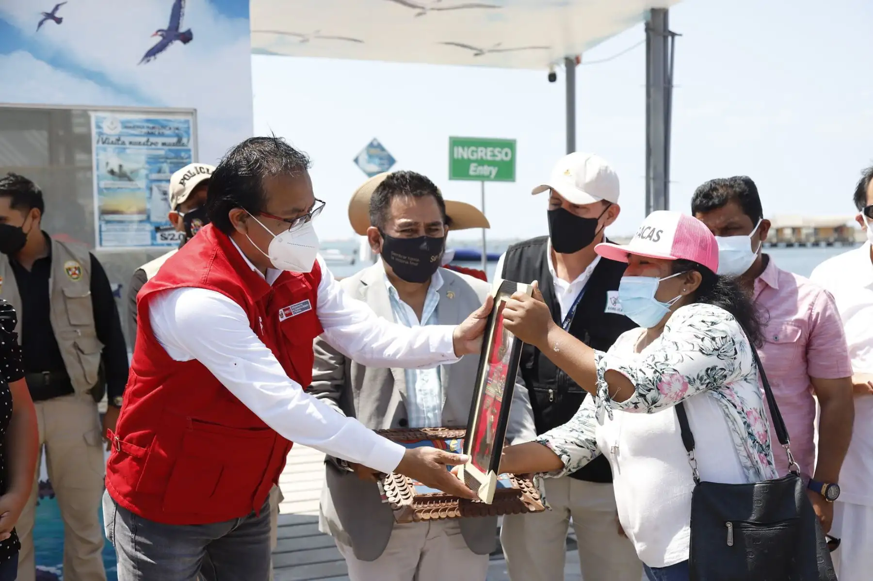 El Ministro de Comercio Exterior y Turismo, Roberto Sánchez, verifica el proyecto del muelle turístico en La Puntilla, Paracas junto al Congresista de la República Jorge Marticorena, el Gobernador Regional de Ica, Javier Gallegos, y la Alcaldesa de Paracas Rosario Ramírez, todo ello con la finalidad de trabajar de cara a su normal funcionamiento, en beneficio del turismo. Foto: Mincetur