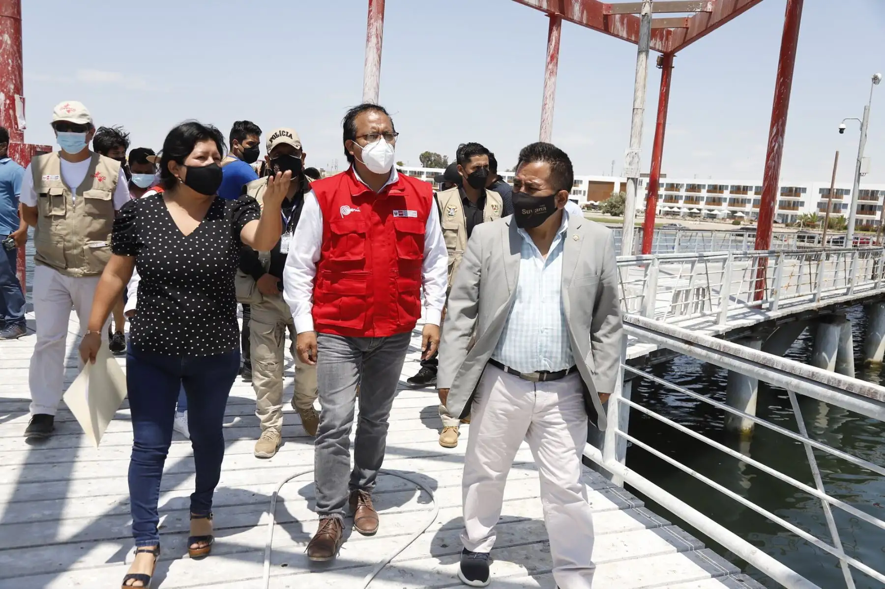El Ministro de Comercio Exterior y Turismo, Roberto Sánchez, verifica el proyecto del muelle turístico en La Puntilla, Paracas junto al Congresista de la República Jorge Marticorena, el Gobernador Regional de Ica, Javier Gallegos, y la Alcaldesa de Paracas Rosario Ramírez, todo ello con la finalidad de trabajar de cara a su normal funcionamiento, en beneficio del turismo. Foto: Mincetur