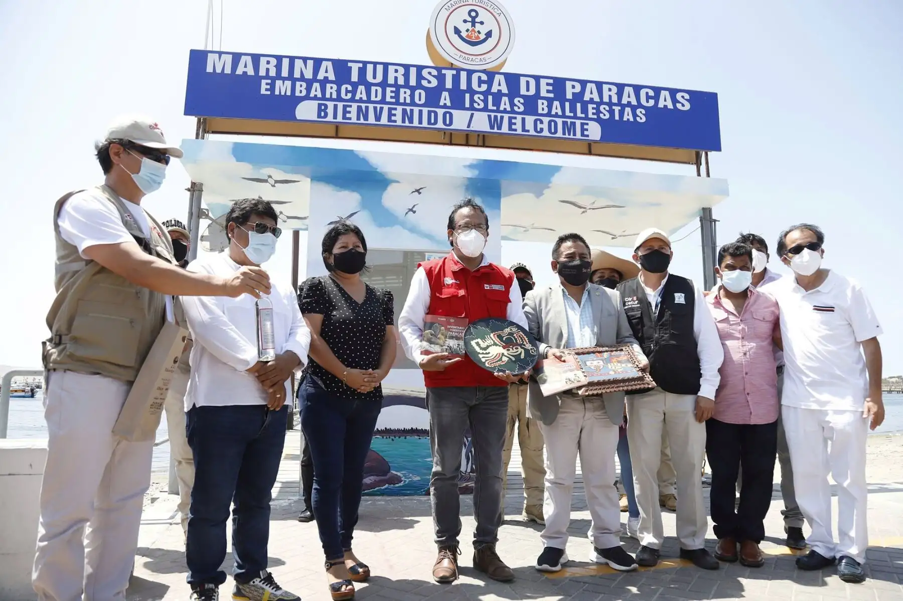 El Ministro de Comercio Exterior y Turismo, Roberto Sánchez, verifica el proyecto del muelle turístico en La Puntilla, Paracas junto al Congresista de la República Jorge Marticorena, el Gobernador Regional de Ica, Javier Gallegos, y la Alcaldesa de Paracas Rosario Ramírez, todo ello con la finalidad de trabajar de cara a su normal funcionamiento, en beneficio del turismo. Foto: Mincetur