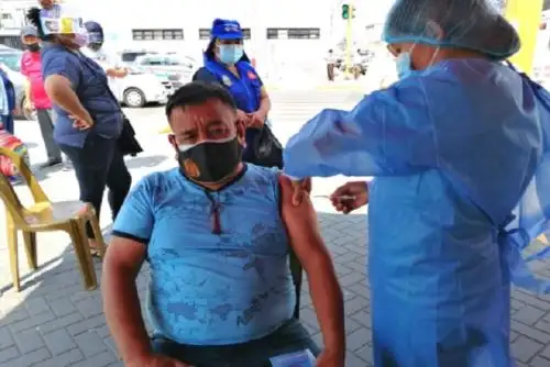 equipos médicos se instalaron en la plaza de armas de la ciudad porteña con la finalidad de que la población tenga acceso rápido para poder atenderse y descartar si fue contagiado.