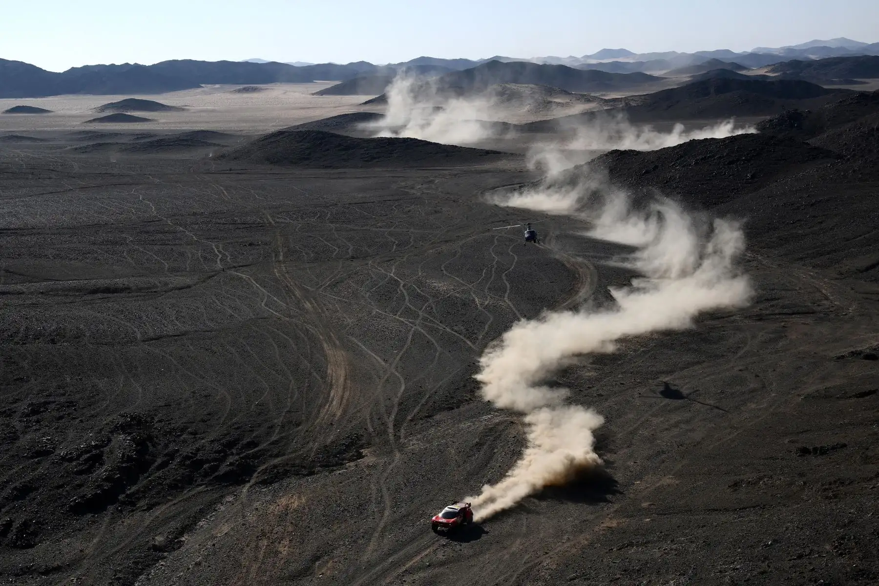 El piloto francés Sebastien Loeb y el copiloto Fabian Lurquin de Bélgica compiten durante la séptima etapa del Rally Dakar 2022 entre la capital saudí, Riad, y la ciudad de al-Dawadimi. Foto: AFP