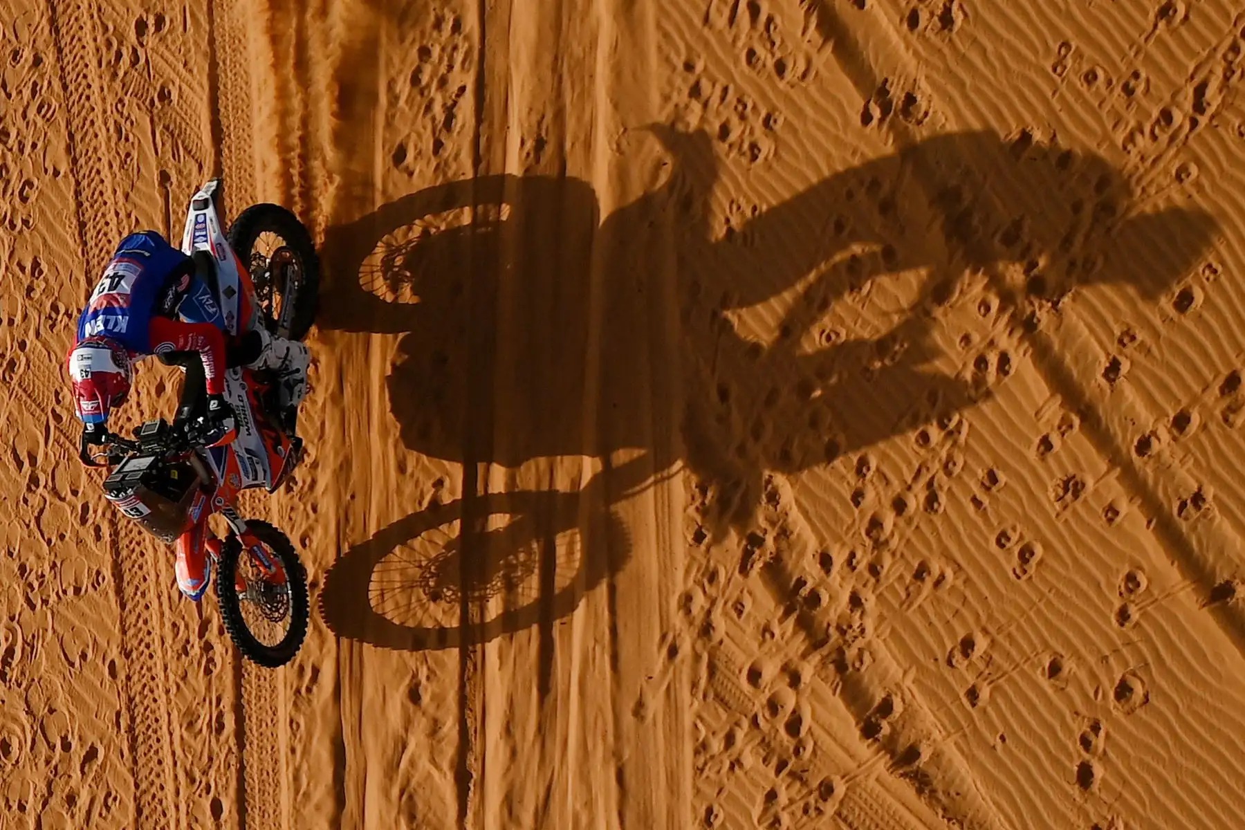El motociclista estadounidense Mason Klein compite durante la séptima etapa del Rally Dakar 2022 entre la capital saudí, Riad, y la ciudad de al-Dawadimi.
Foto: AFP
