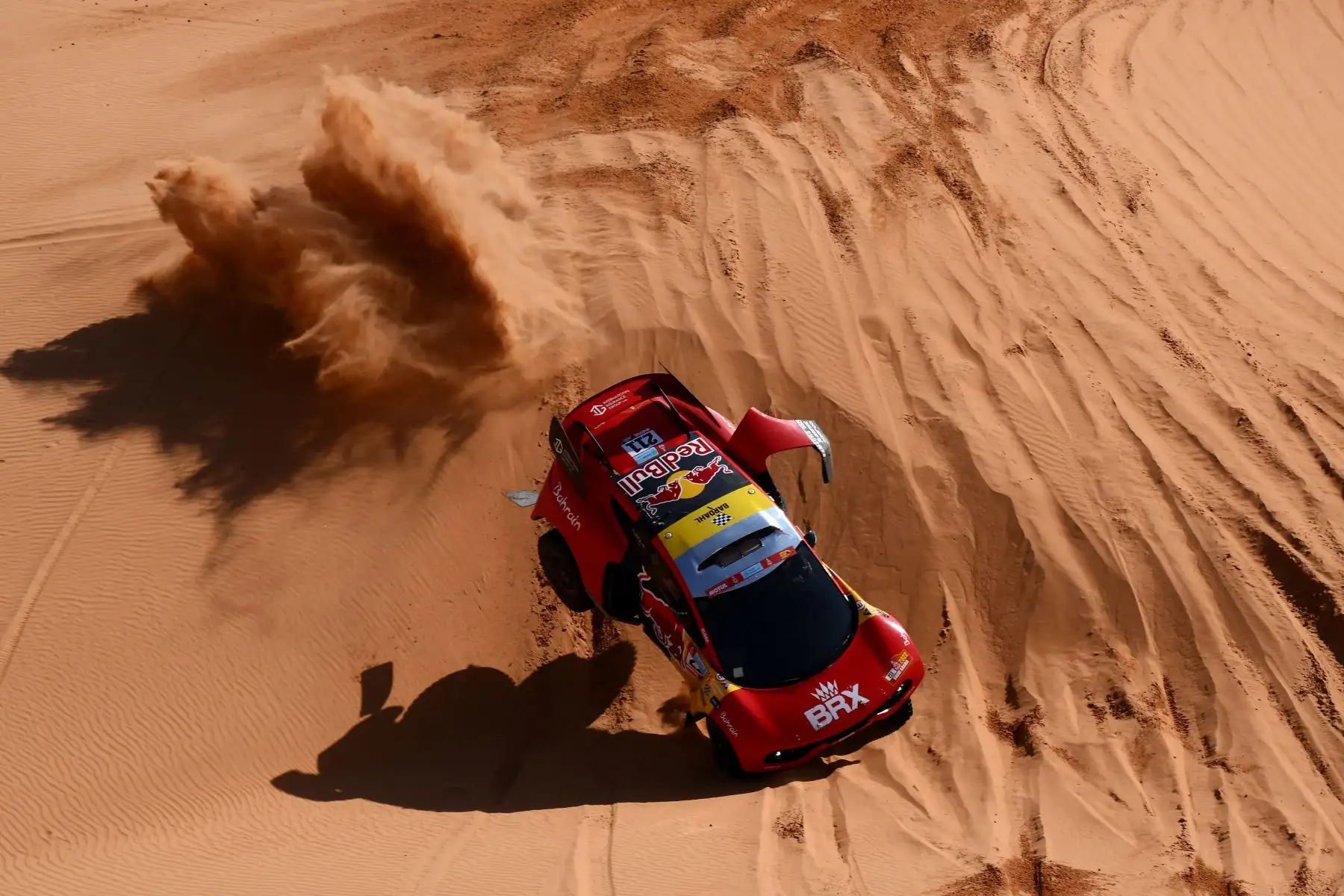 El piloto francés Sebastien Loeb y el copiloto Fabian Lurquin de Bélgica compiten durante la séptima etapa del Rally Dakar 2022 entre la capital saudí, Riad, y la ciudad de al-Dawadimi. 
Foto: AFP