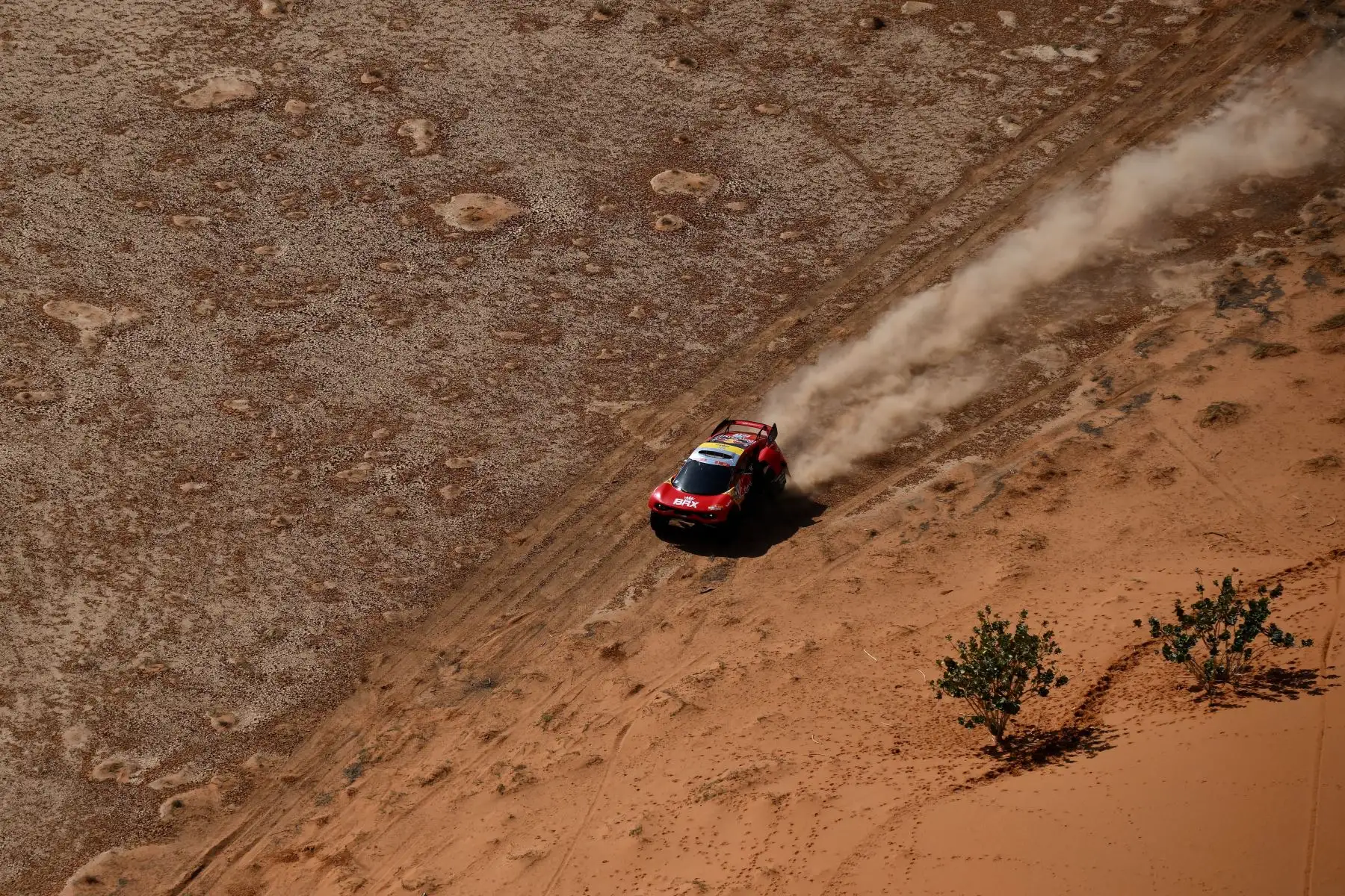 El piloto francés Sebastien Loeb y el copiloto Fabian Lurquin de Bélgica compiten durante la séptima etapa del Rally Dakar 2022 entre la capital saudí, Riad, y la ciudad de al-Dawadimi. 
Foto: AFP