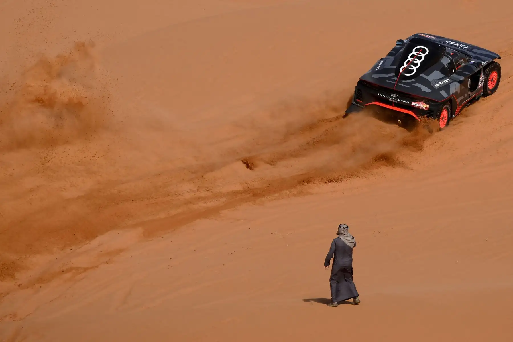 El piloto español Carlos Sainz de Audi y su copiloto Lucas Cruz de España compiten durante la séptima etapa del Rally Dakar 2022 entre la capital saudí, Riad, y la ciudad de al-Dawadimi. 
Foto: AFP