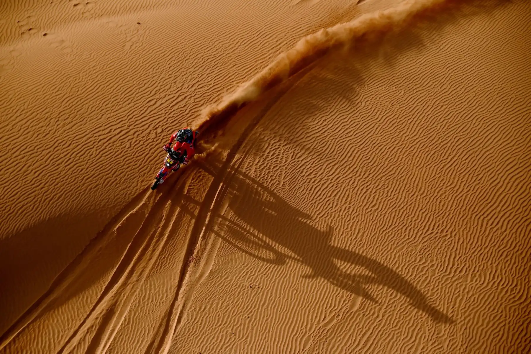 El motociclista argentino Kevin Benavides impulsa su KTM durante la séptima etapa del Rally Dakar 2022 entre la capital saudí, Riad, y la ciudad de al-Dawadimi.
Foto: AFP