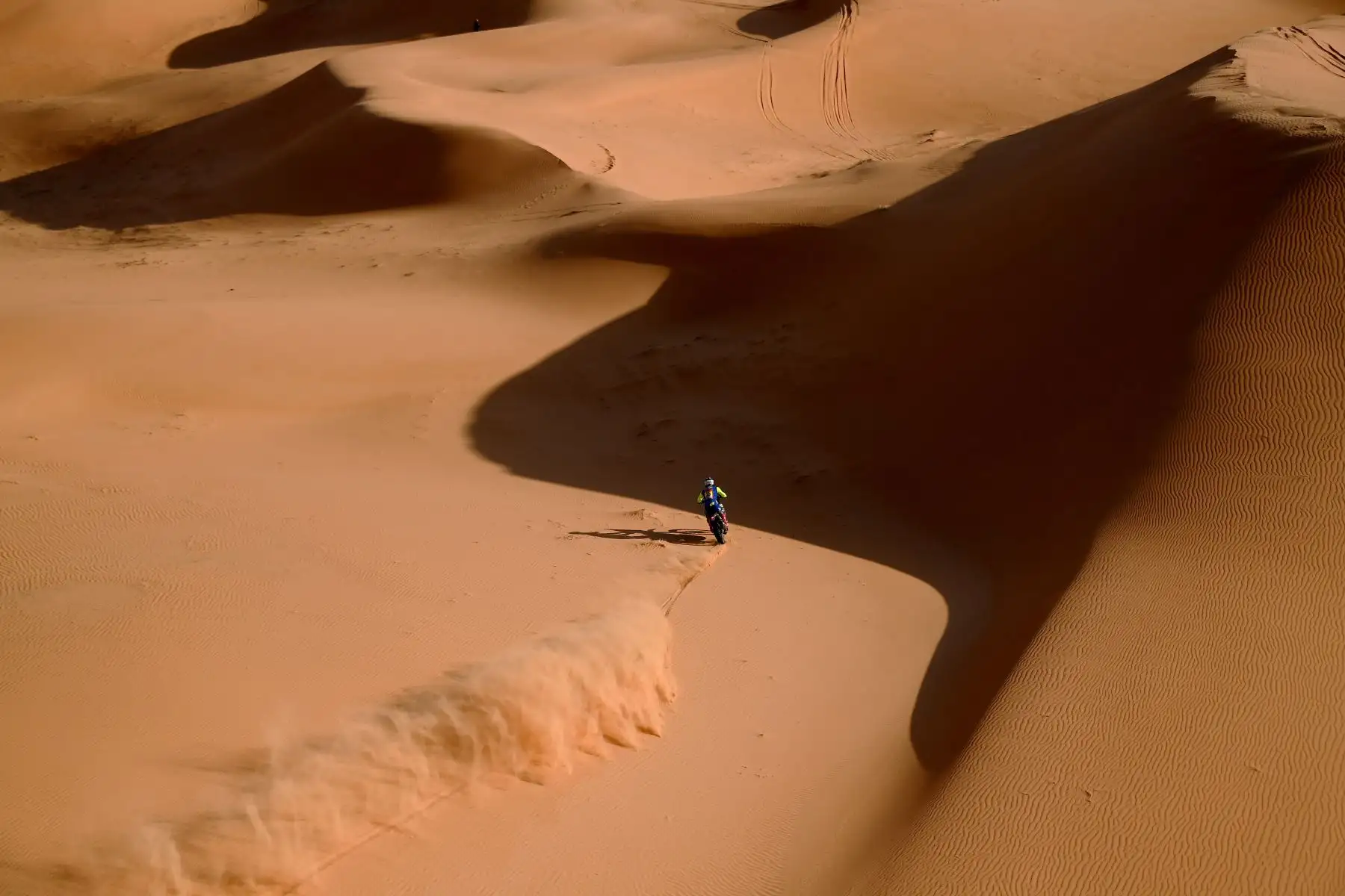 El motociclista español Sherco Lorenzo Santolino compite durante la séptima etapa del Rally Dakar 2022 entre la capital saudí, Riad, y la ciudad de al-Dawadimi.
Foto: AFP