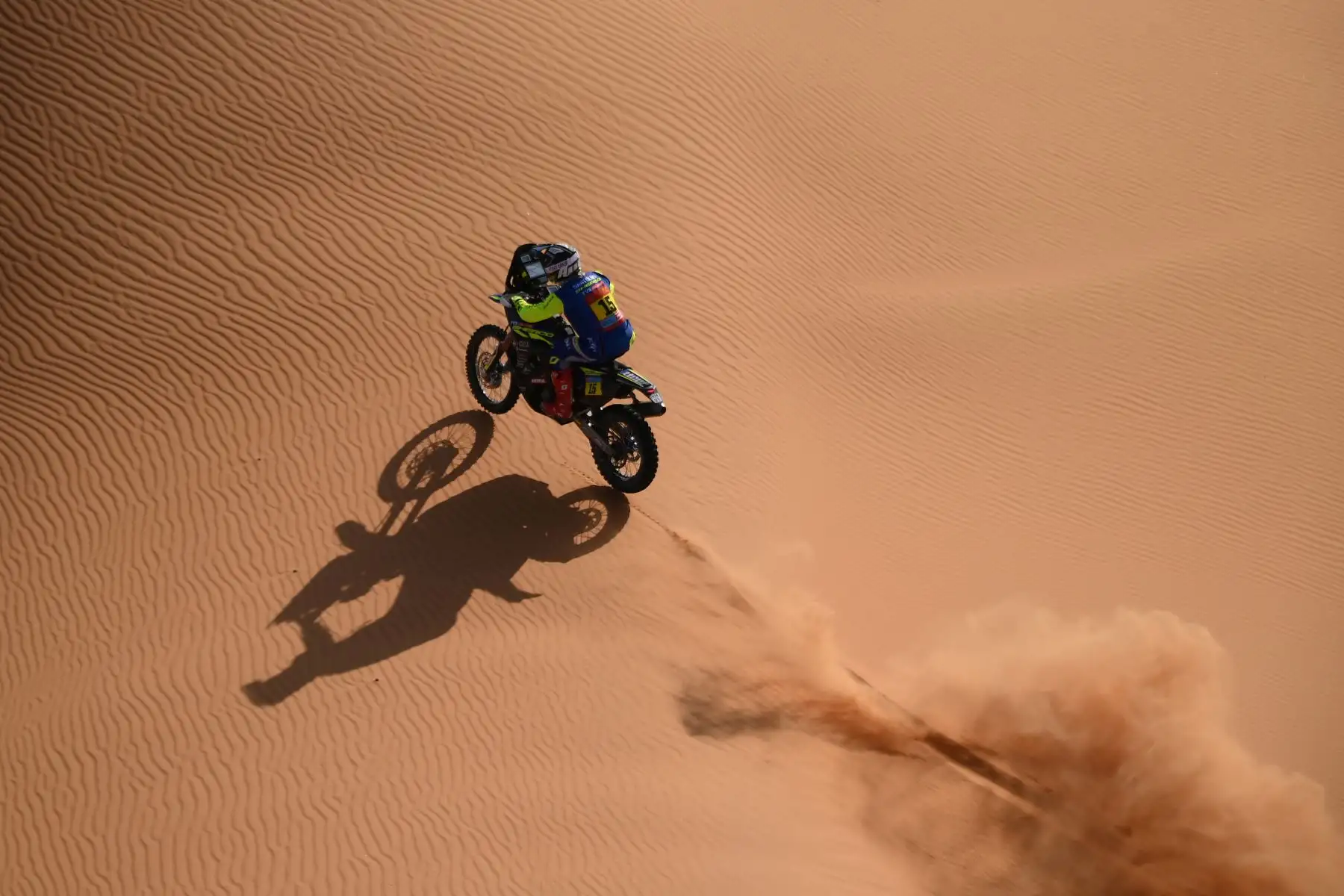 El motociclista español Sherco Lorenzo Santolino compite durante la séptima etapa del Rally Dakar 2022 entre la capital saudí, Riad, y la ciudad de al-Dawadimi.
Foto: AFP
